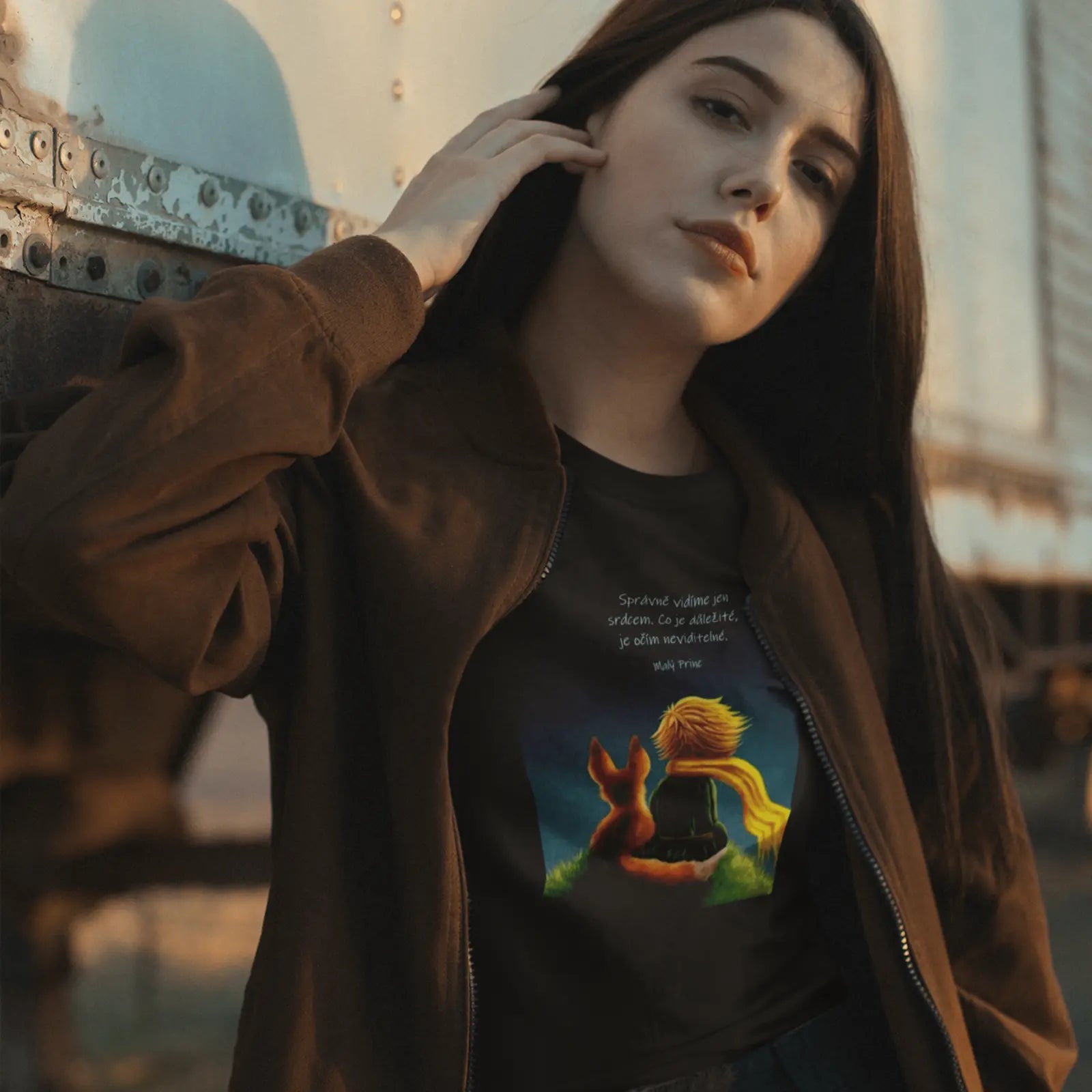 Holka v černém tričku a fotografií Malého prince s liškou a ikonickým mottem