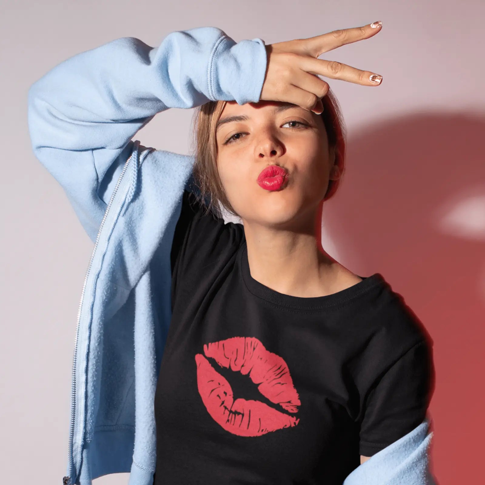 Holka v černém tričku s polibkem