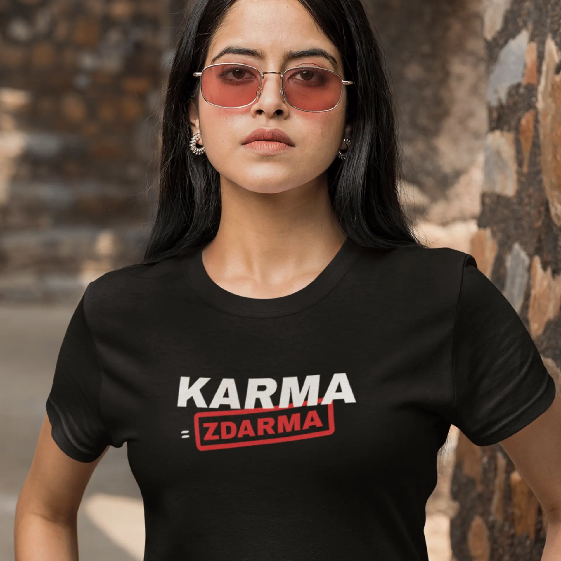Holka v černém tričku s nápisem karma je zdarme