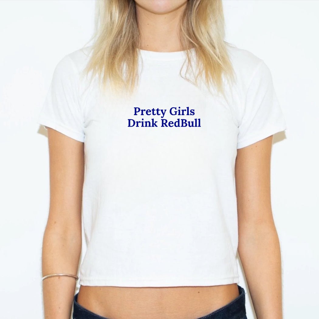Holka v bílém baby tee s modrým nápisem Pretty girl drink RedBull