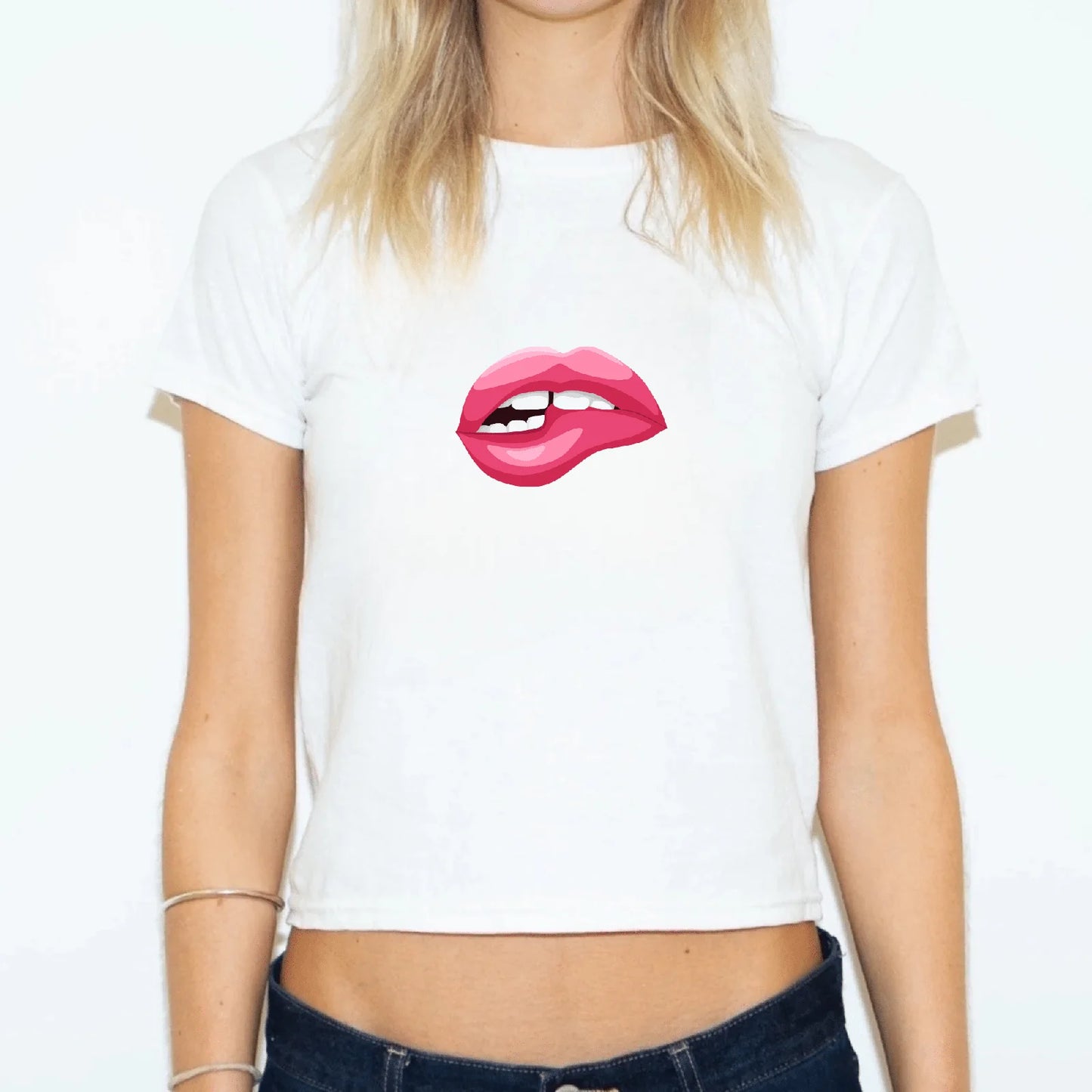 Holka v bílém baby tee s růžovou pusou