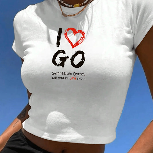 Holka v bílém crop topu s nápisem I love GO (Gymnázium Ostrov)