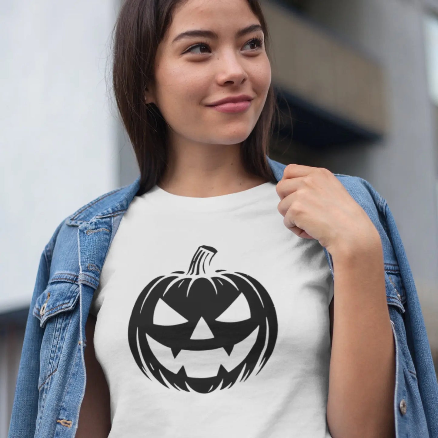 Holka v bílém Halloween tričku s černou dýní