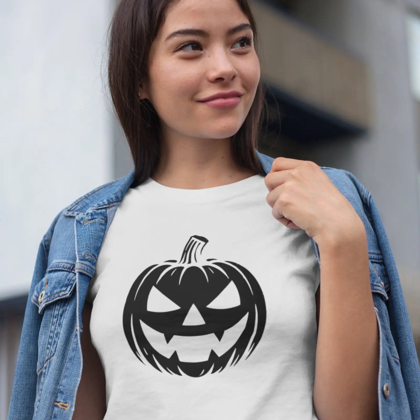 Holka v bílém Halloween tričku s černou dýní