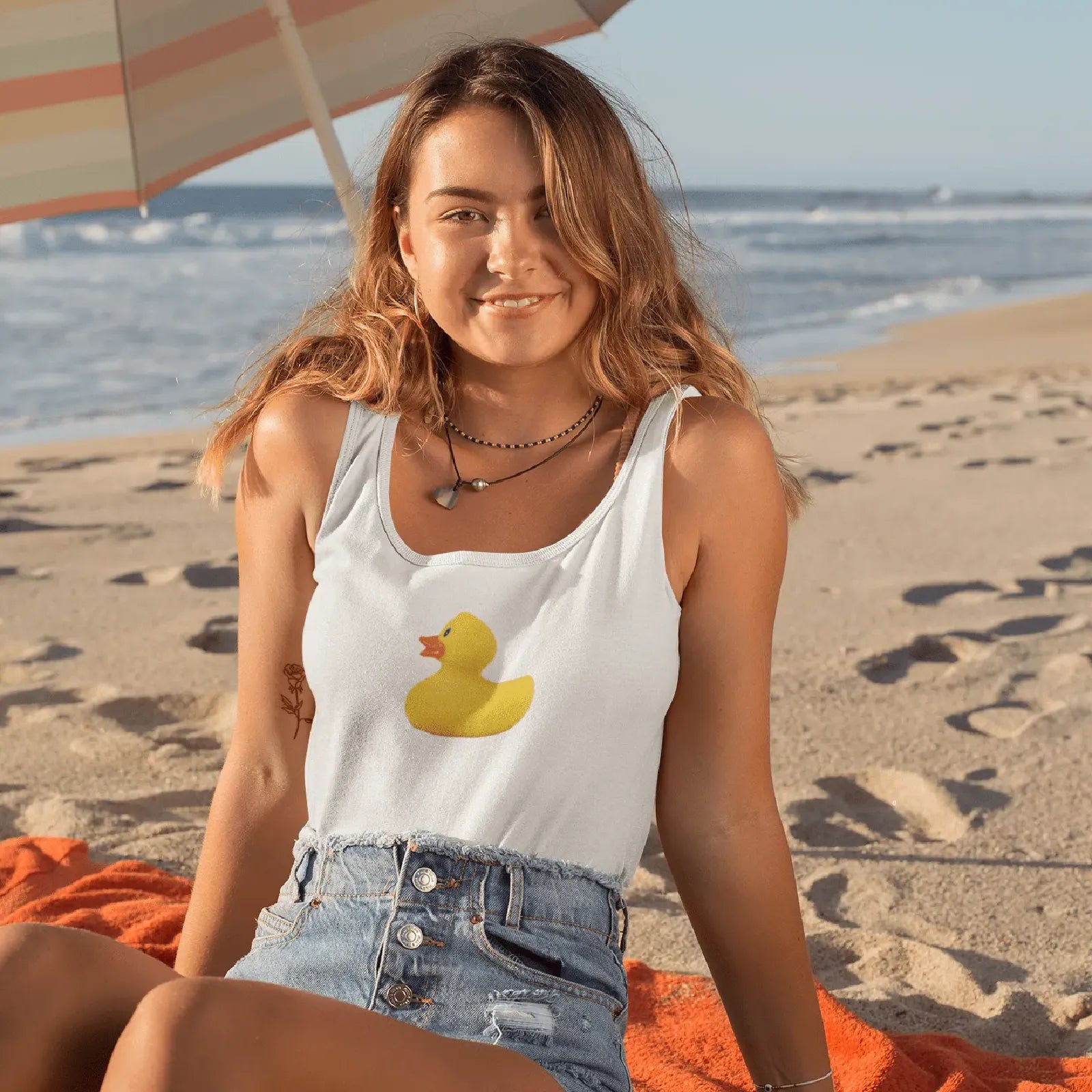 Holka v bílém tílku s kachnou