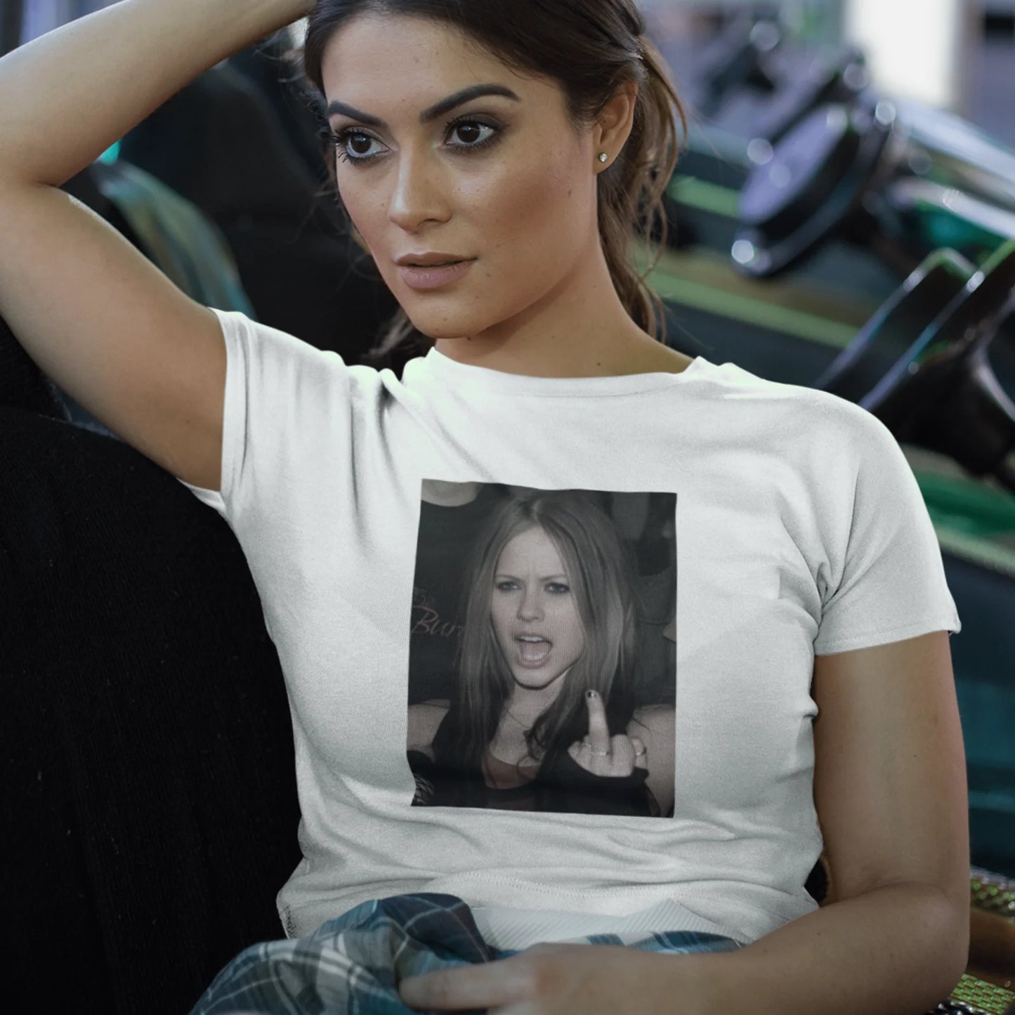 Holka v bílém tričku s Avril Lavigne ukazující fakáč