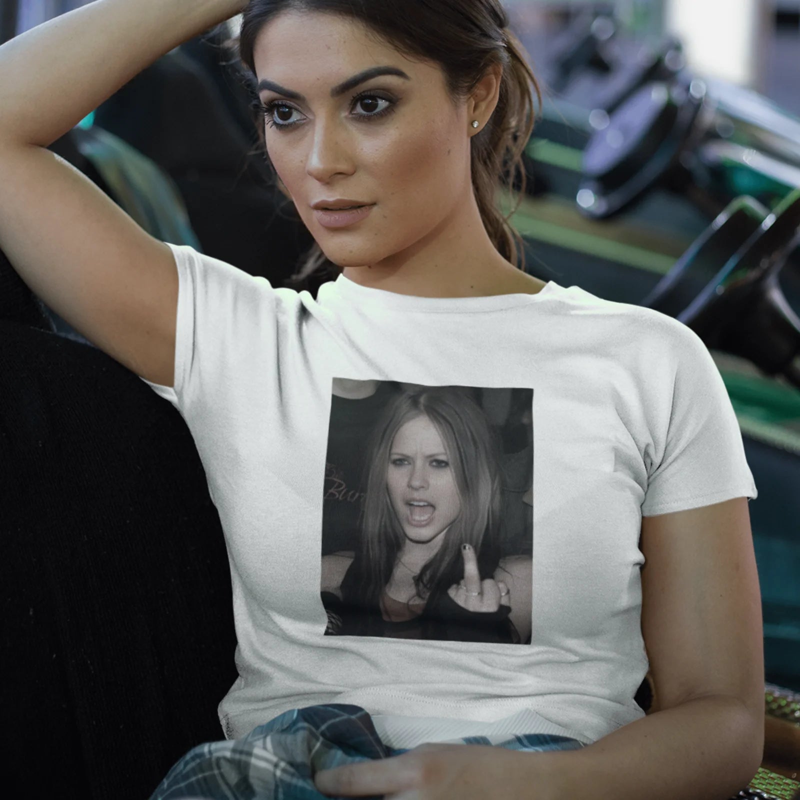 Holka v bílém tričku s Avril Lavigne ukazující fakáč