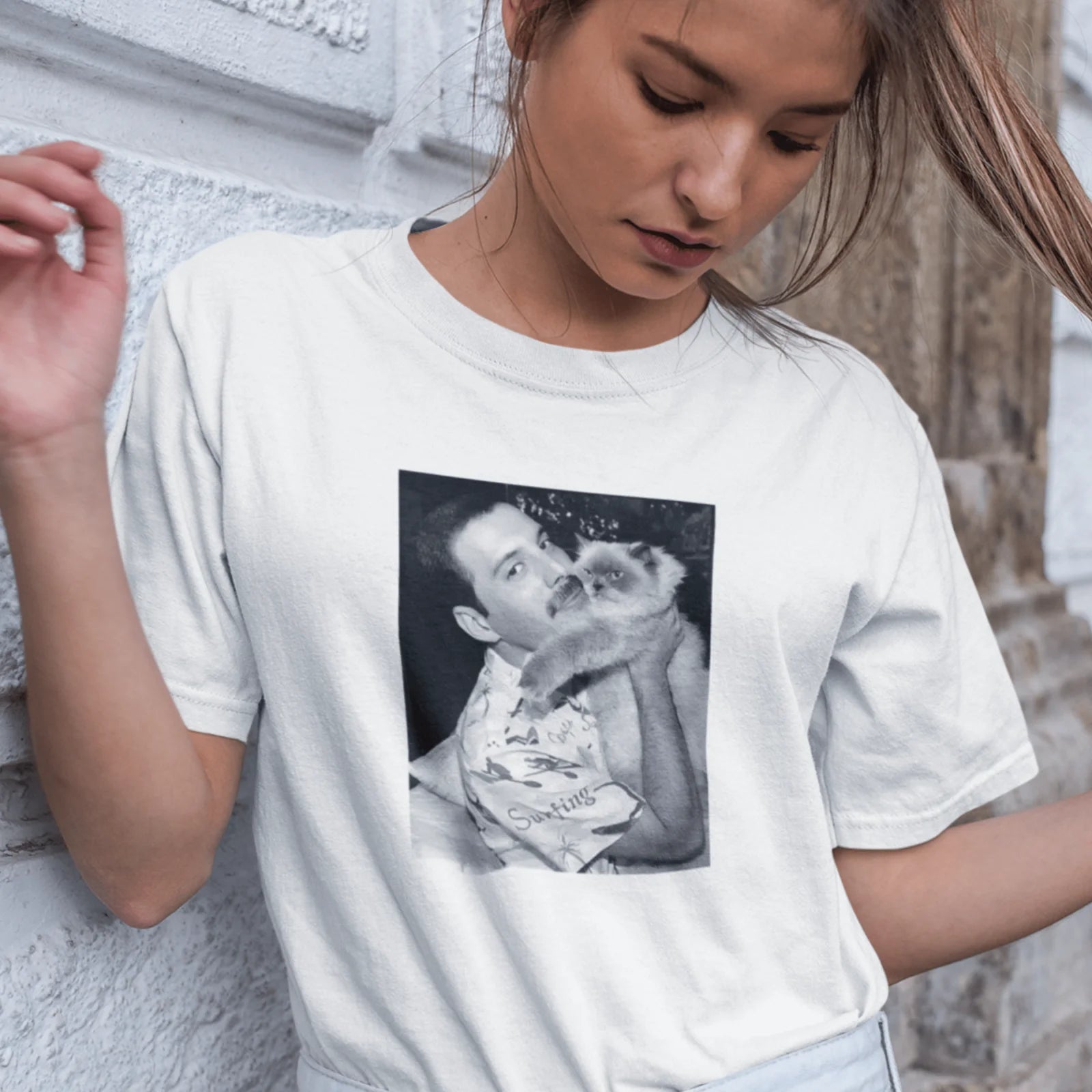 Holka v bílém tričku s Freddiem Mercurym a kočkou