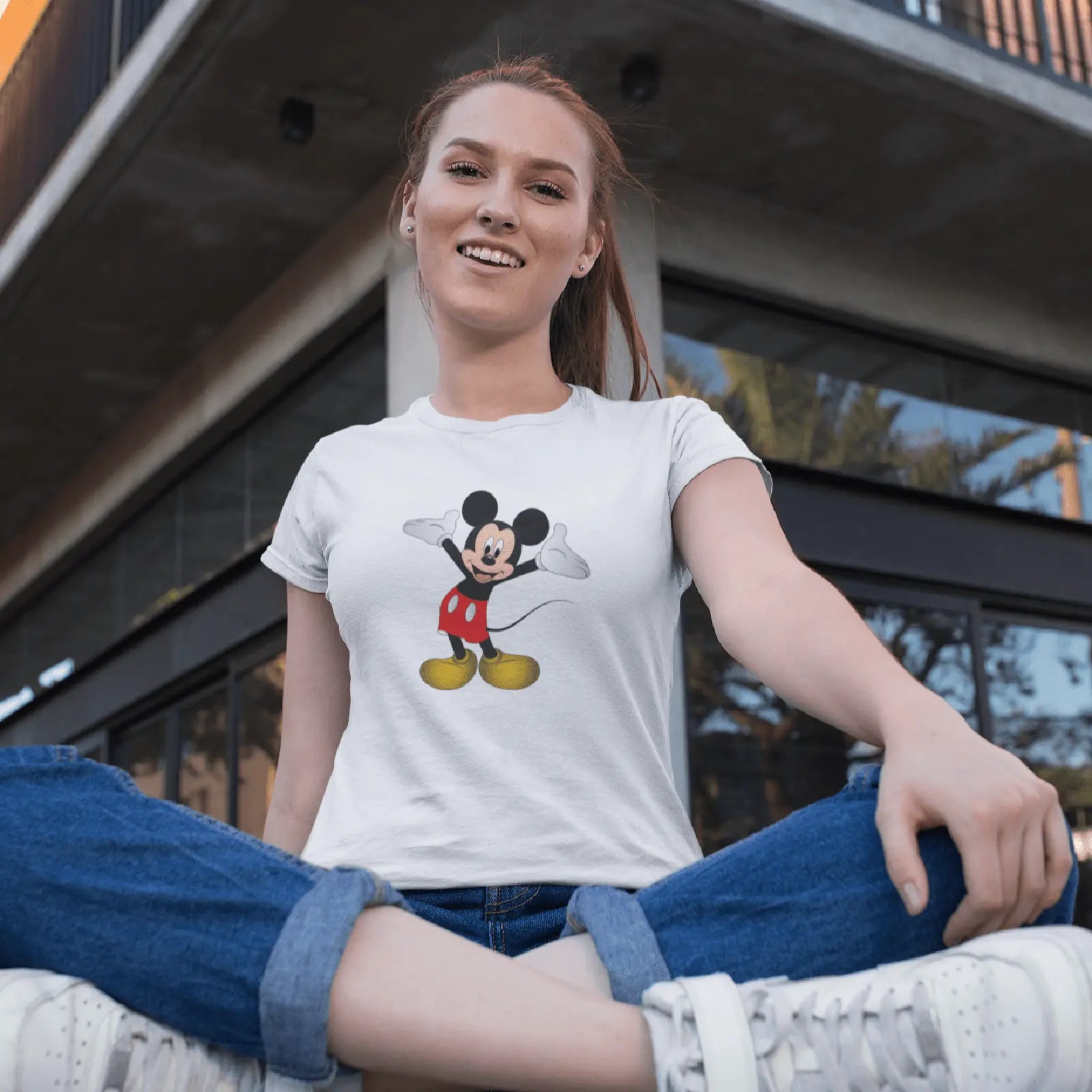 Holka v bílém tričku Mickey Mouse