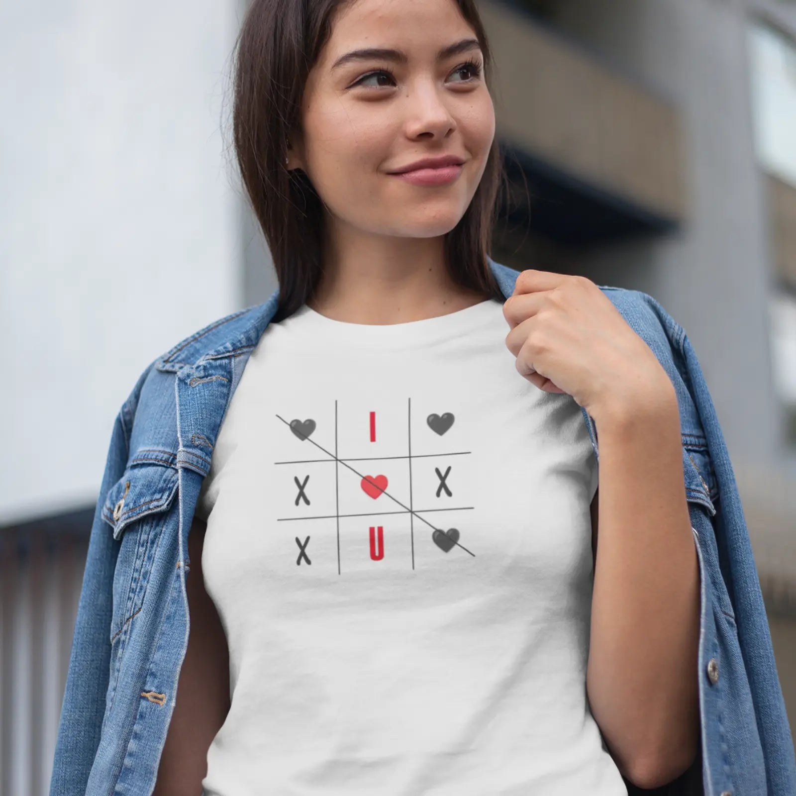 Holka v tričku Valentýnské piškvorky