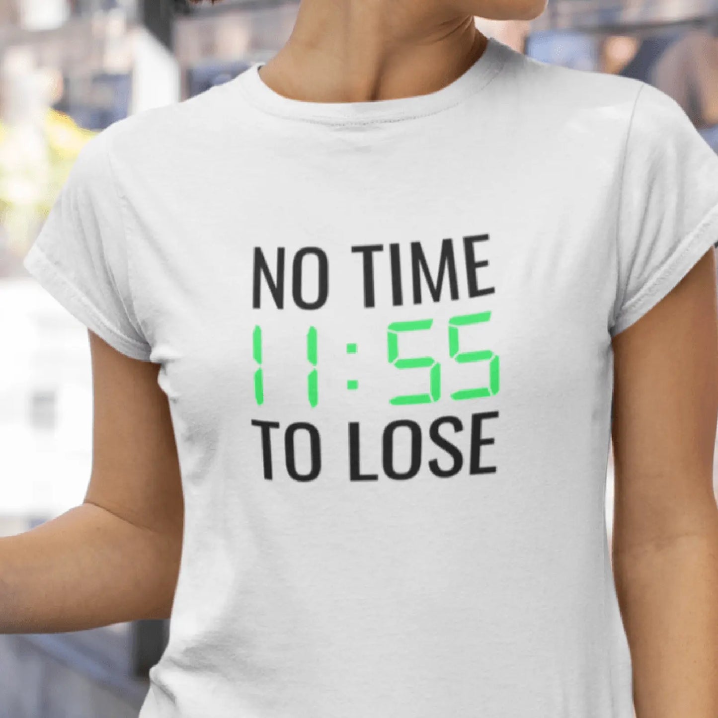 Holka v bílém tričku pro uspěchané s nápisem No time to lose (Není čas ztrácet čas) a obrázkem zelených digitálních hodin