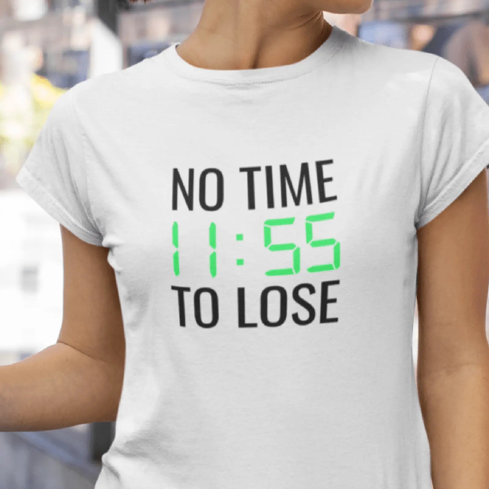 Holka v bílém tričku pro uspěchané s nápisem No time to lose (Není čas ztrácet čas) a obrázkem zelených digitálních hodin