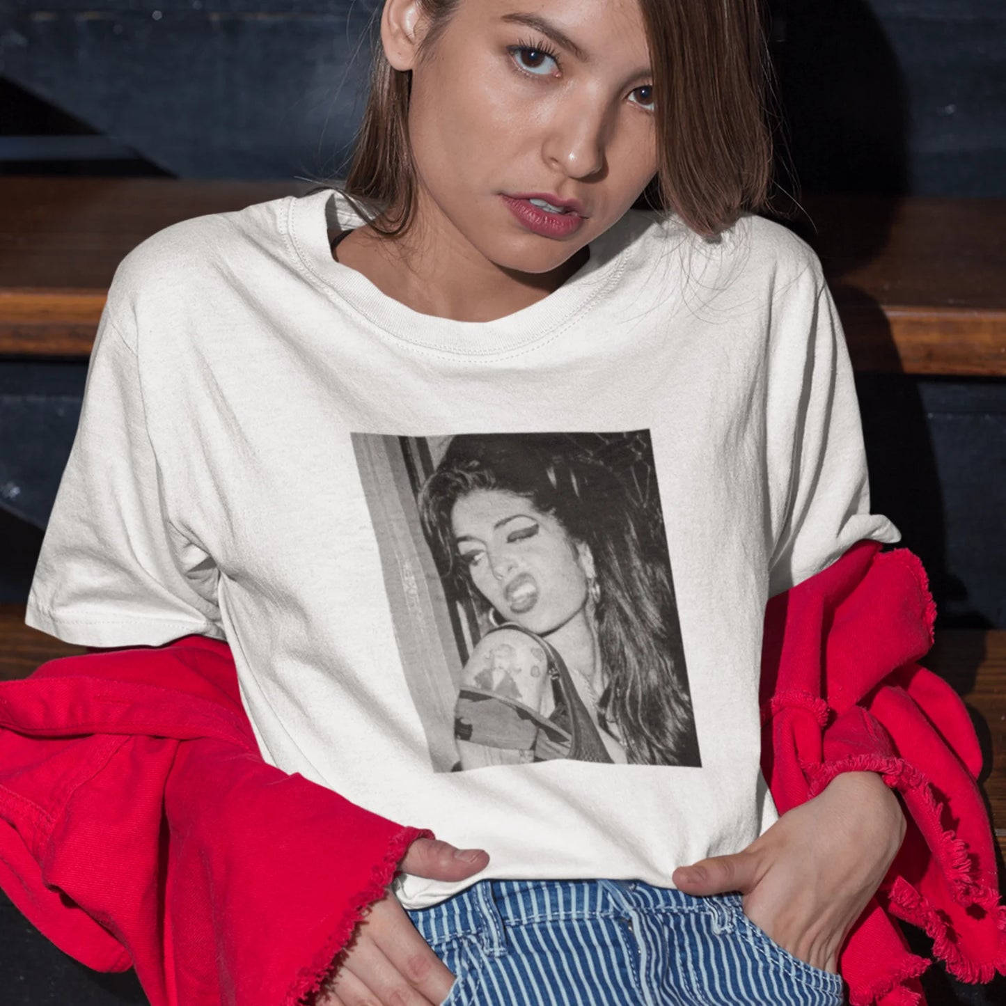 Holka v bílém tričku s Amy Winehouse