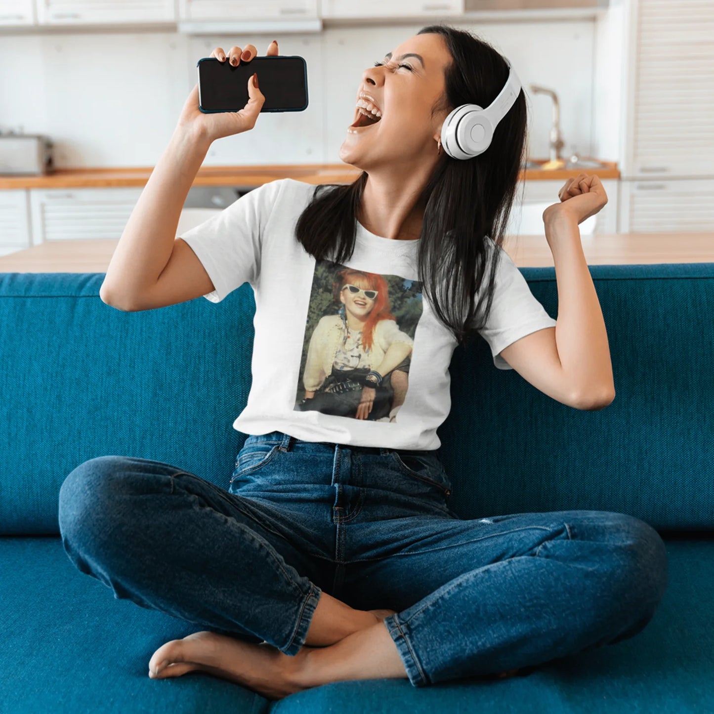 Holka v bílém tričku s retro fotkou Cyndi Lauper