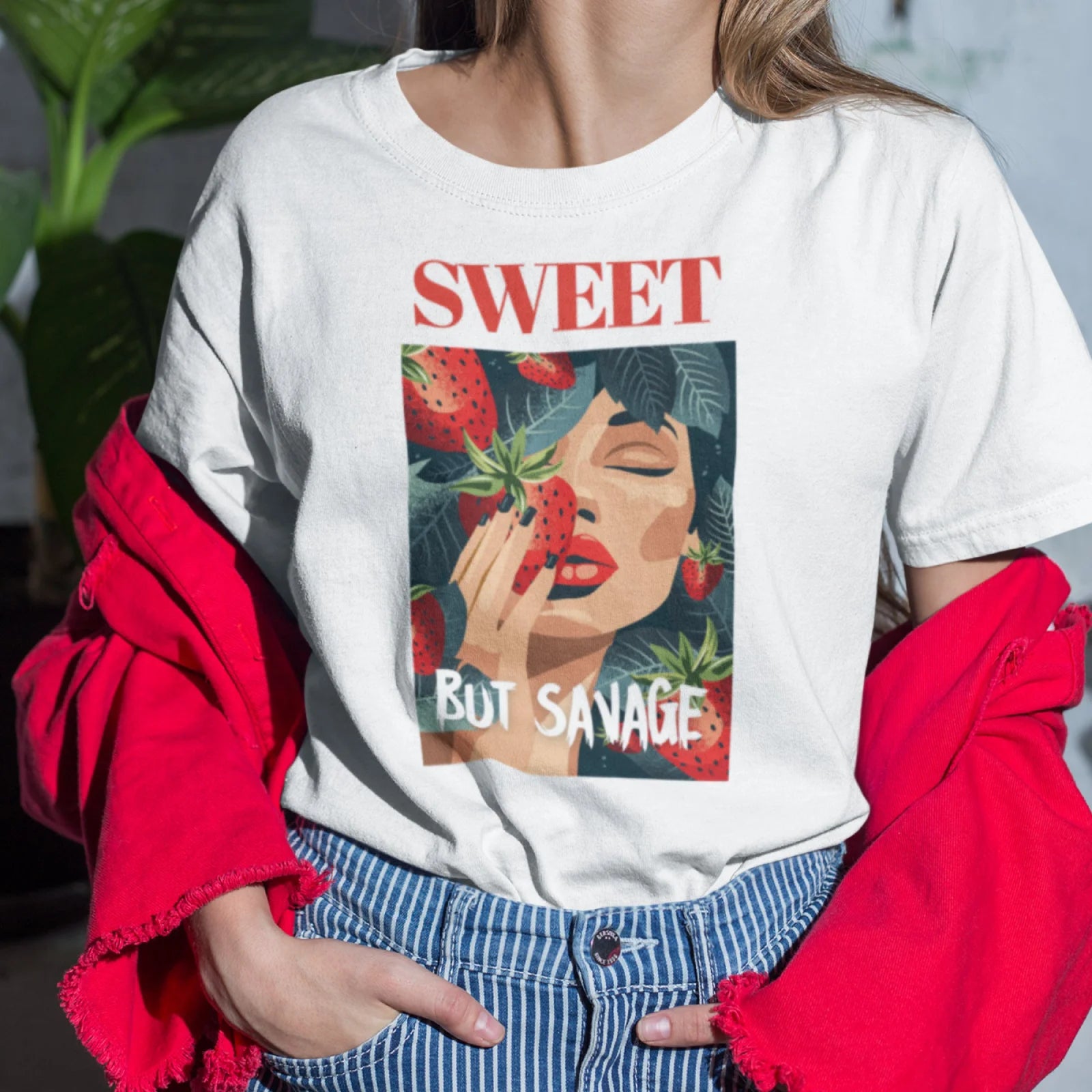 Holka v bílém tričku s jahodou a nápisem Sweet but Savage