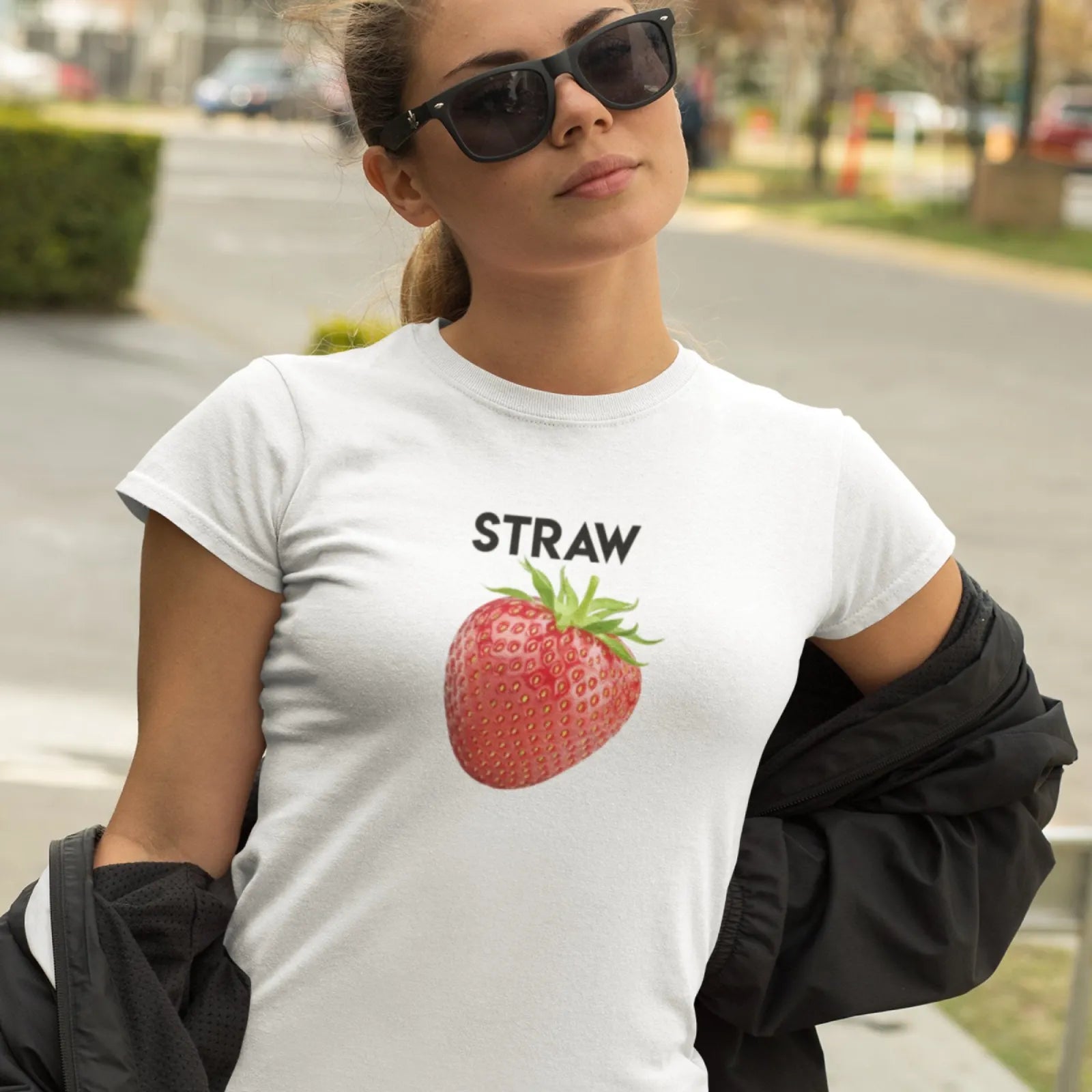 Holka v bílém tričku s jahodou STRAW