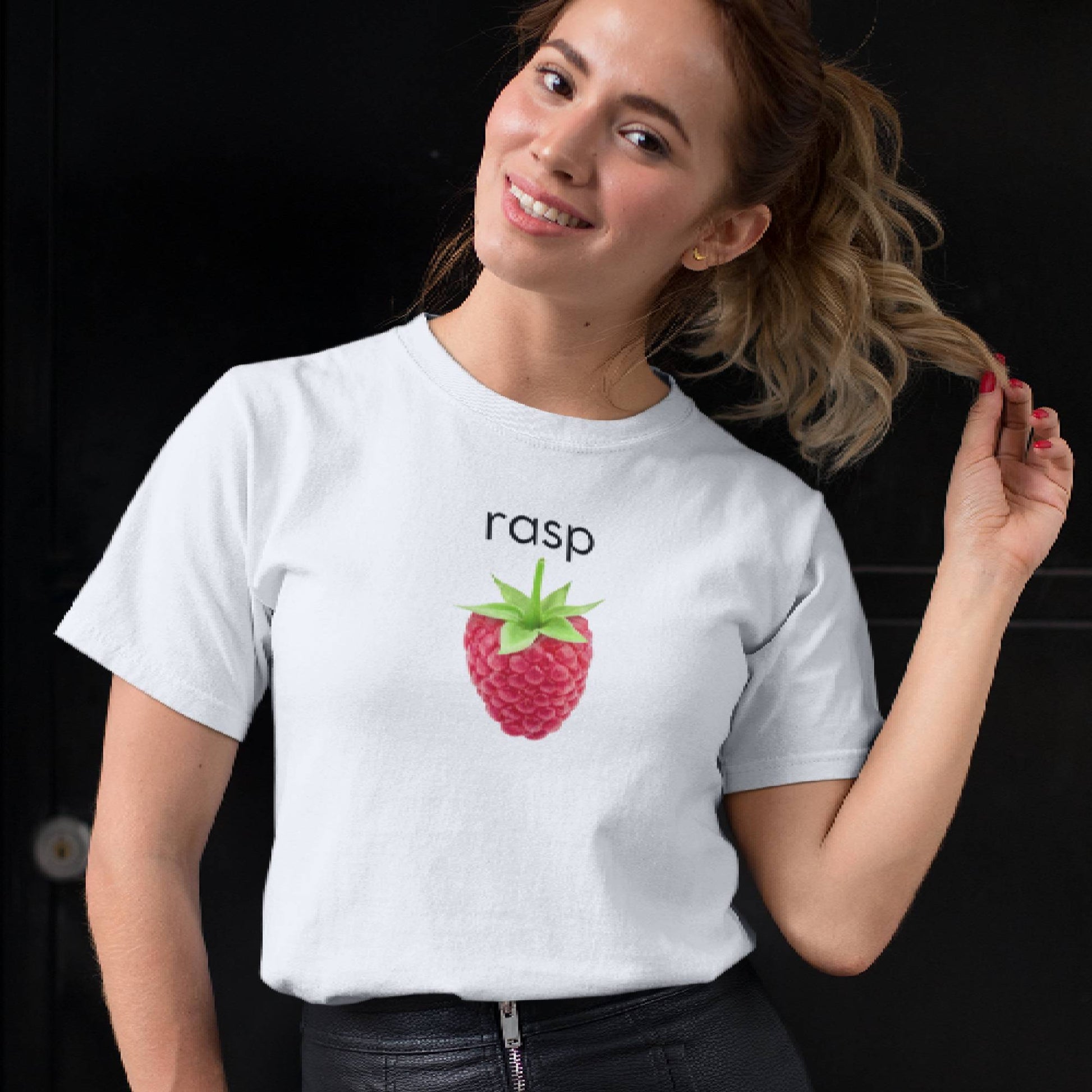 Holka v bílém tričku s malinou