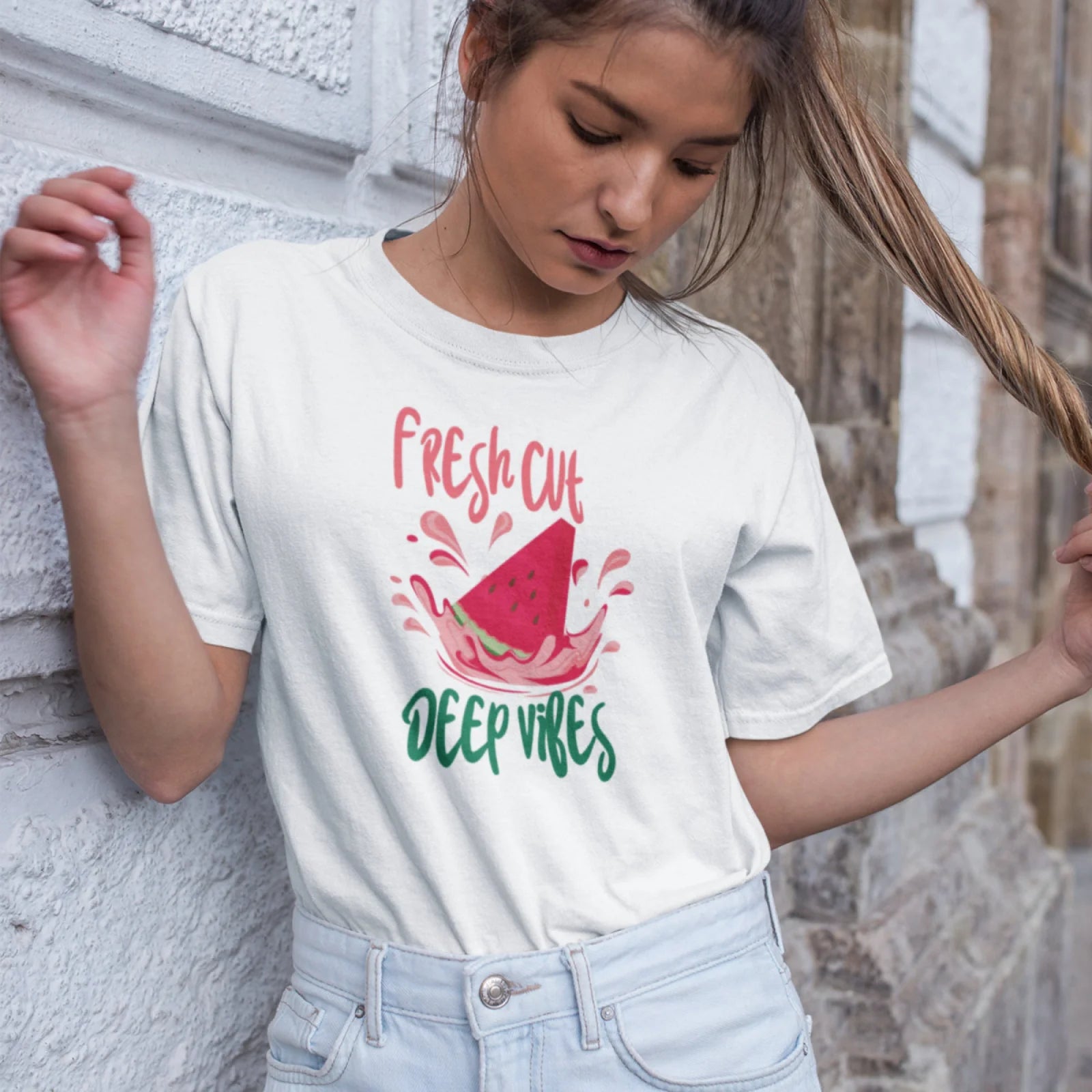 Holka v bílém tričku s melounem a nápisem fresh out deep vibes