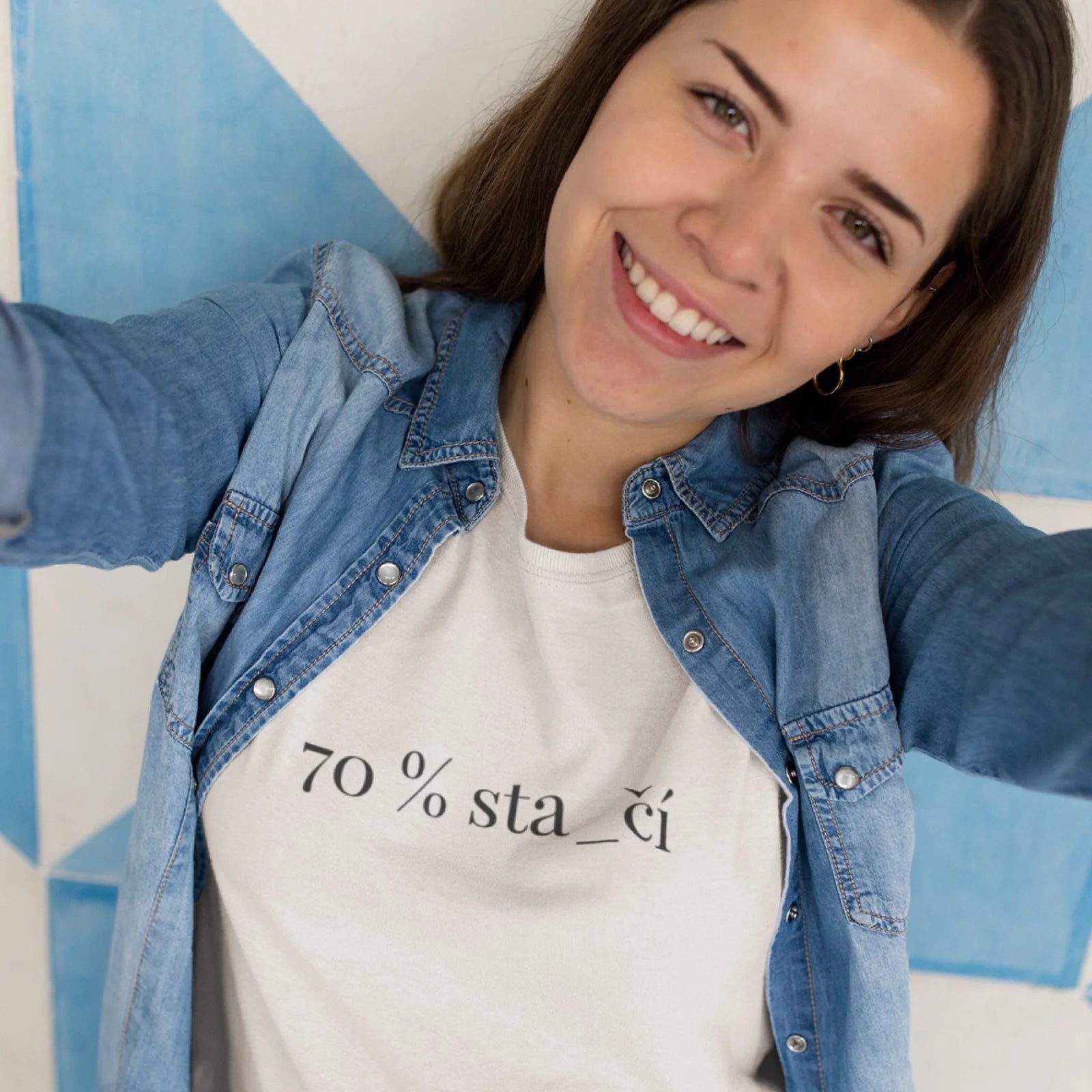 Holka v bílém tričku s nápisem 70 procent stačí