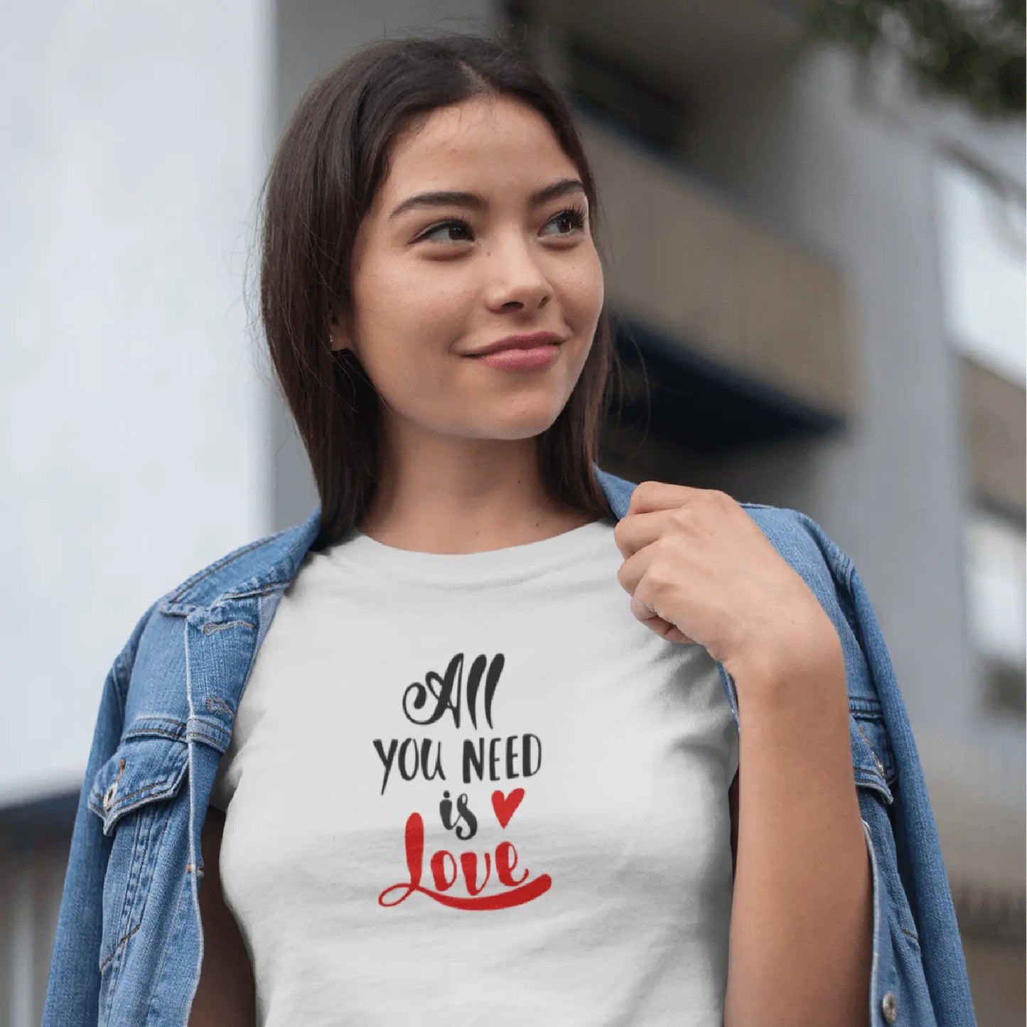 Holka v bílém tričku pro zamilované s nápisem All You need is Love