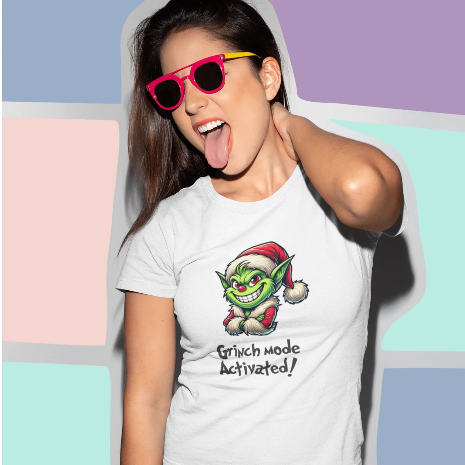 Holka v bílém tričku s Grinchem a nápisem Grinch mode activated!