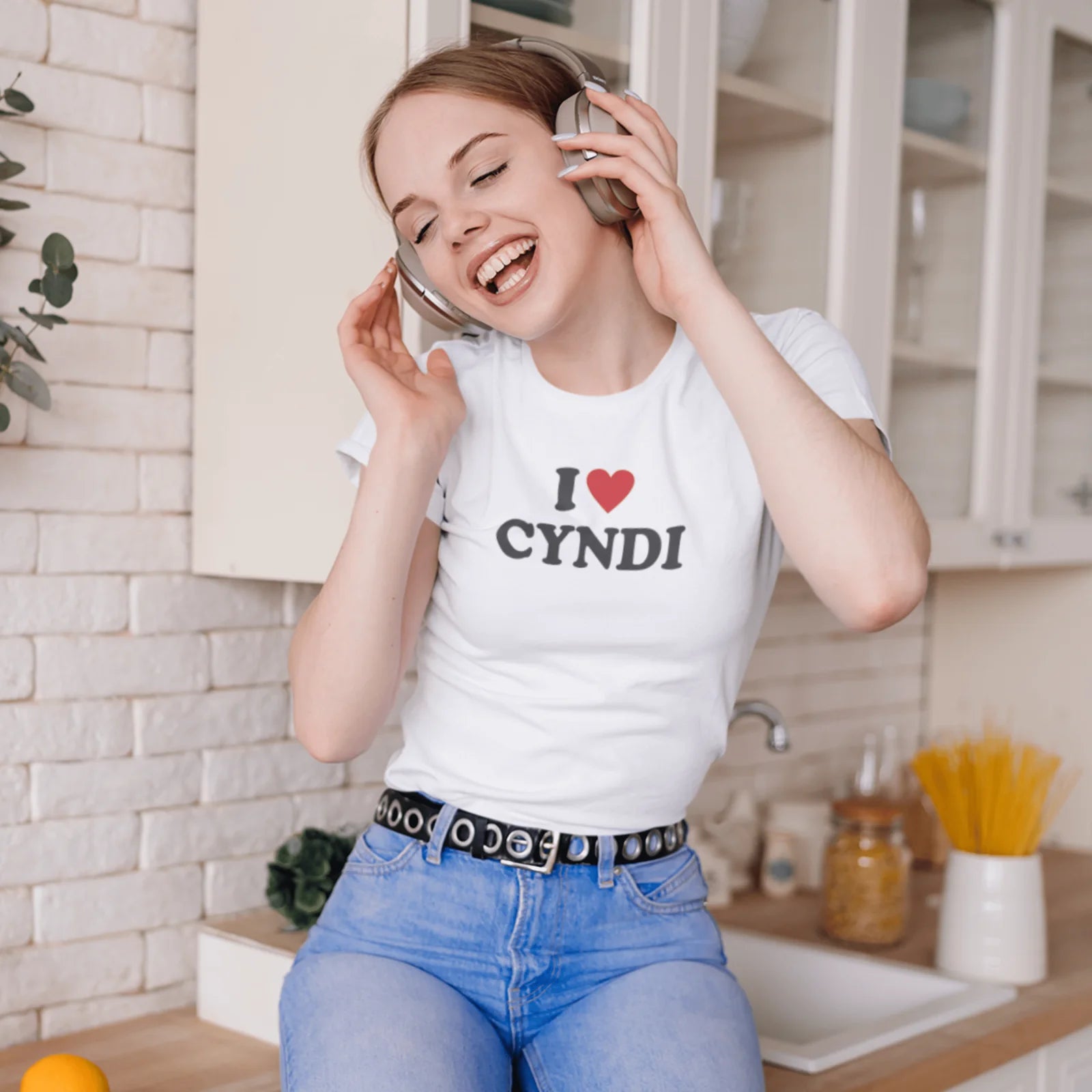 Holka v bílém tričku s nápisem I love Cyndi