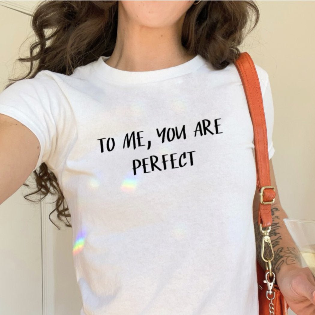 Holka v bílém tričku s nápisem Pro mě jsi perfektní - To me you are perfect
