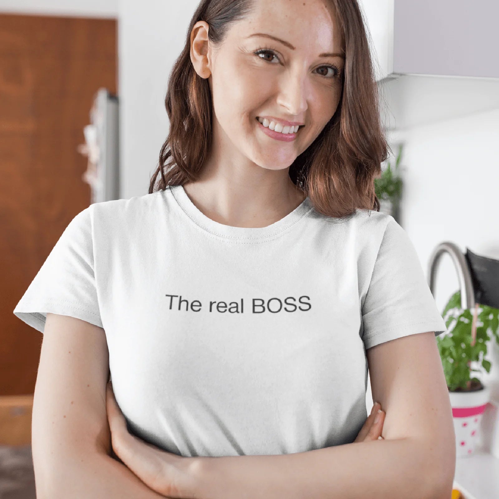 Holka v bílém tričku s nápisem The real BOSS