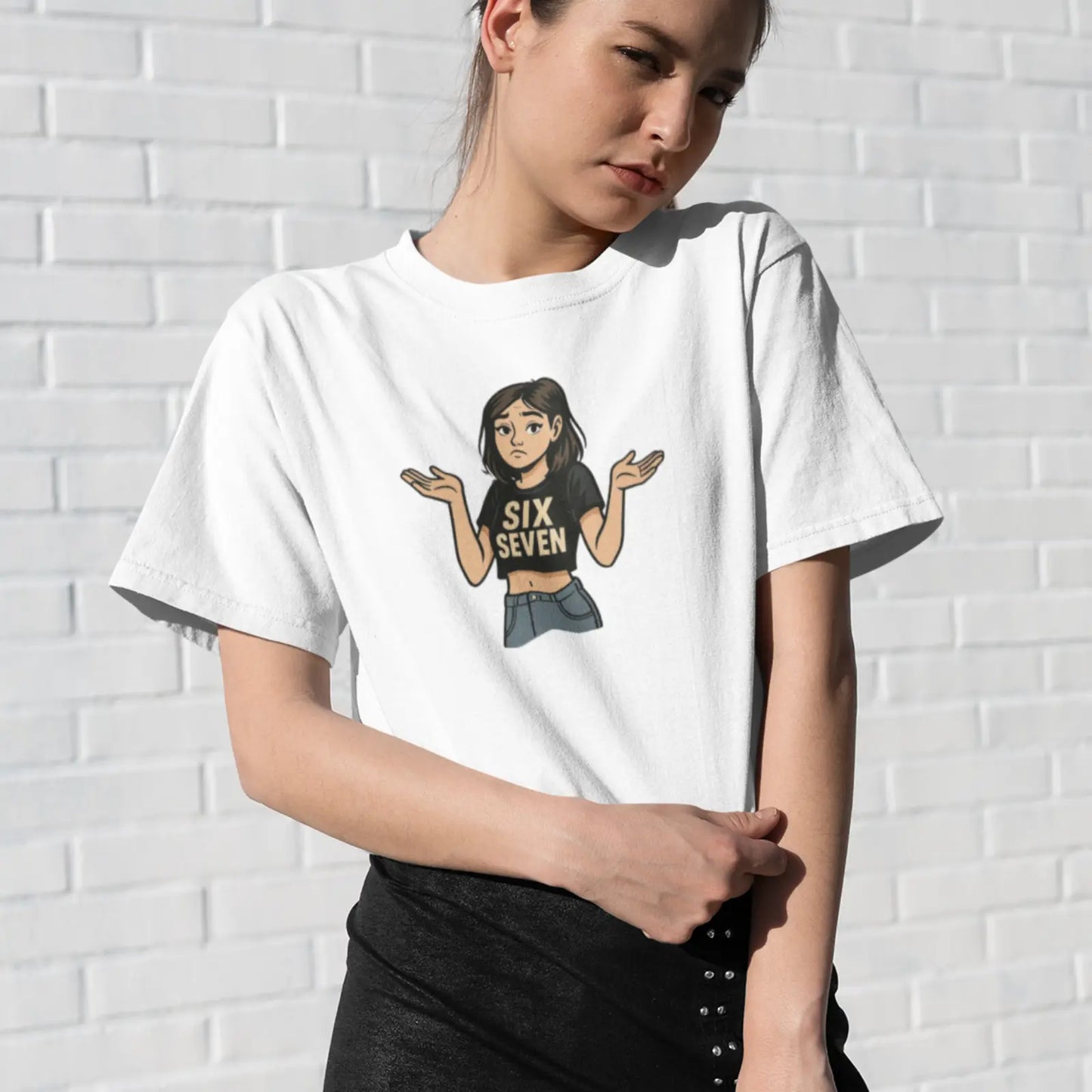 Holka v bílém tričku s obrázkem holky a nápisem six seven