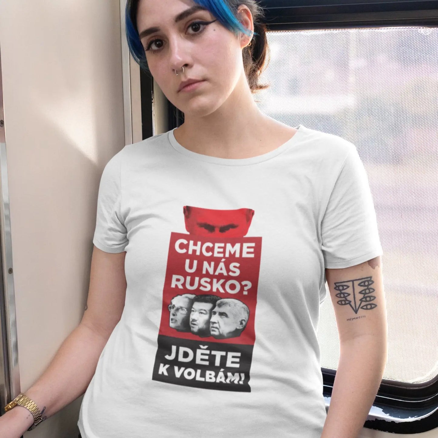 Holka v bílém tričku s potiskem Chcete u nás Rusko ? Jděte k volbám!