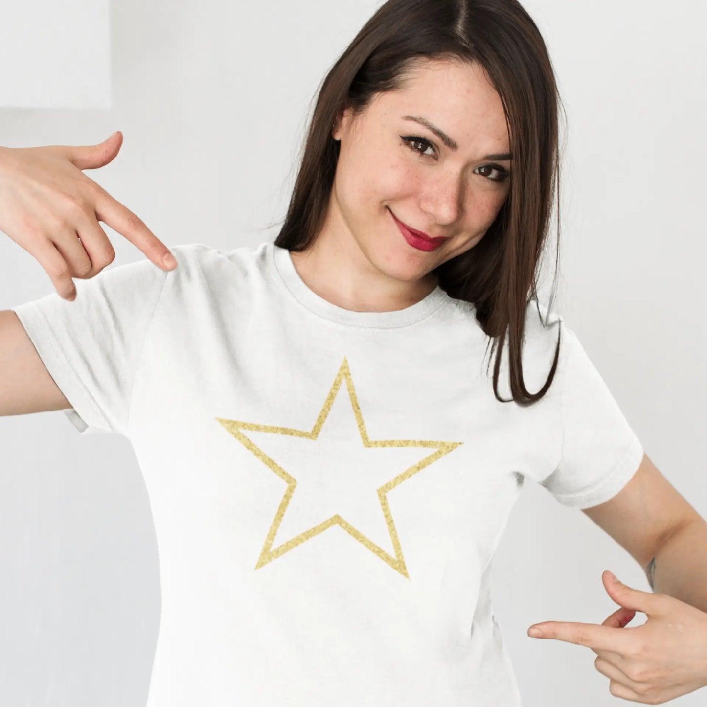 Holka v bílém tričku s velkou zlatou hvězdou