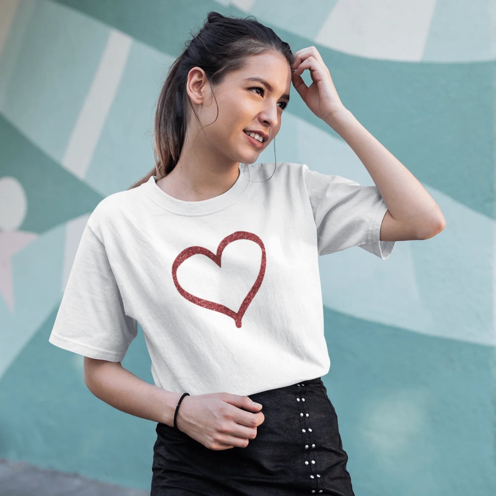 Holka v bílém tričku s velkým červeným srdcem