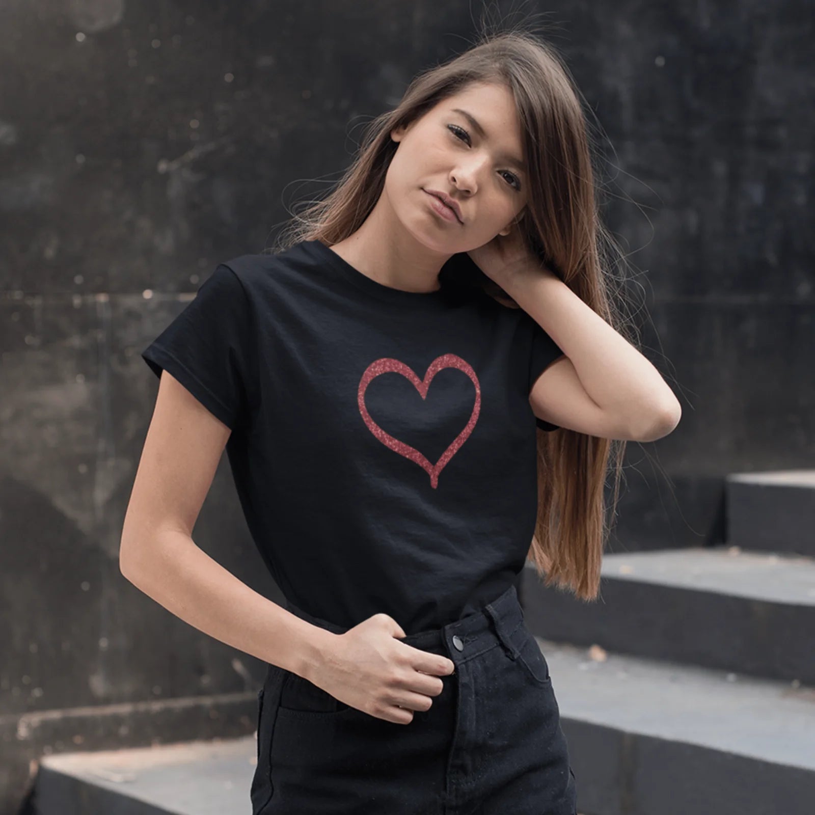 Holka v černém tričku s velkým červeným srdcem