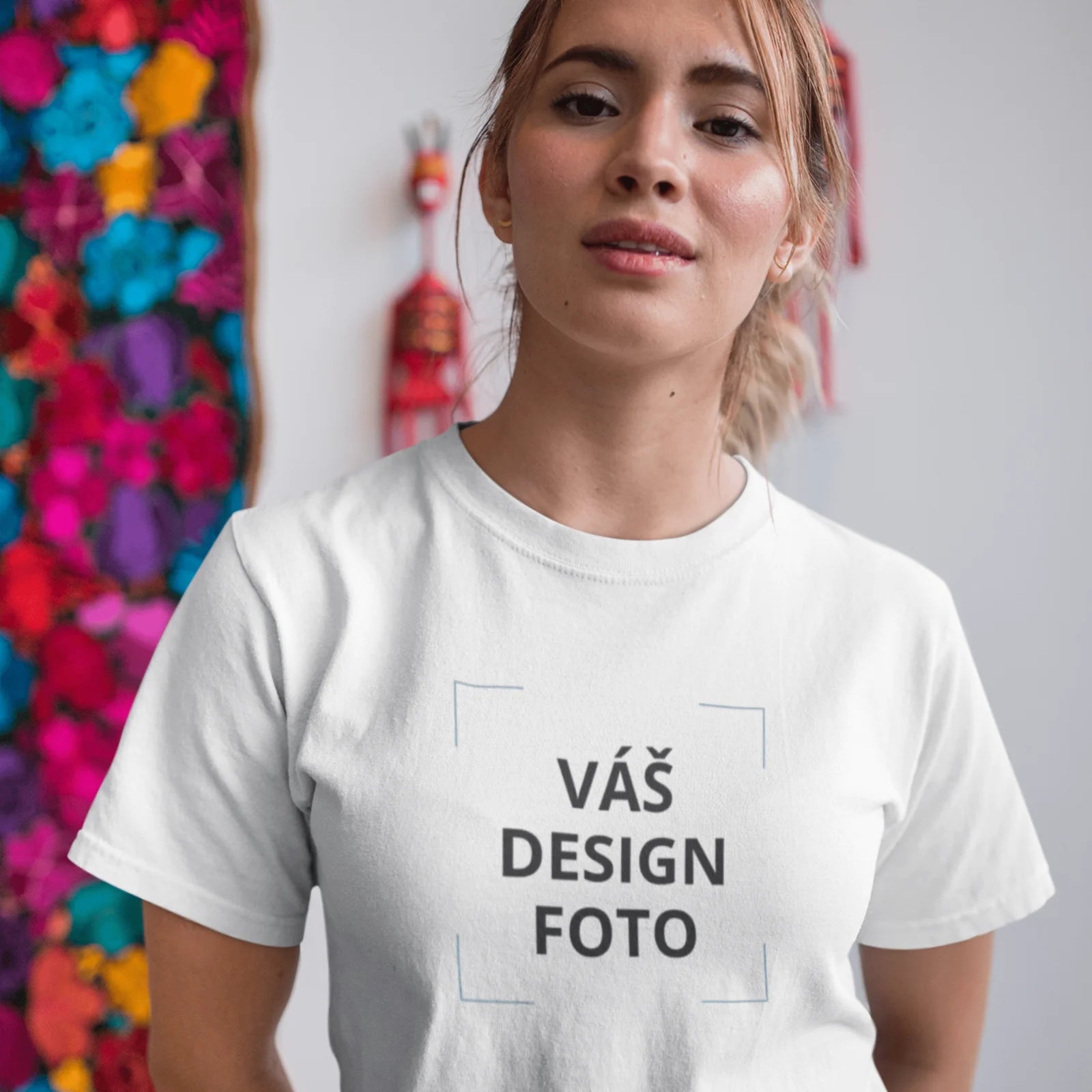Holka v bílém tričku s vlastním potiskem