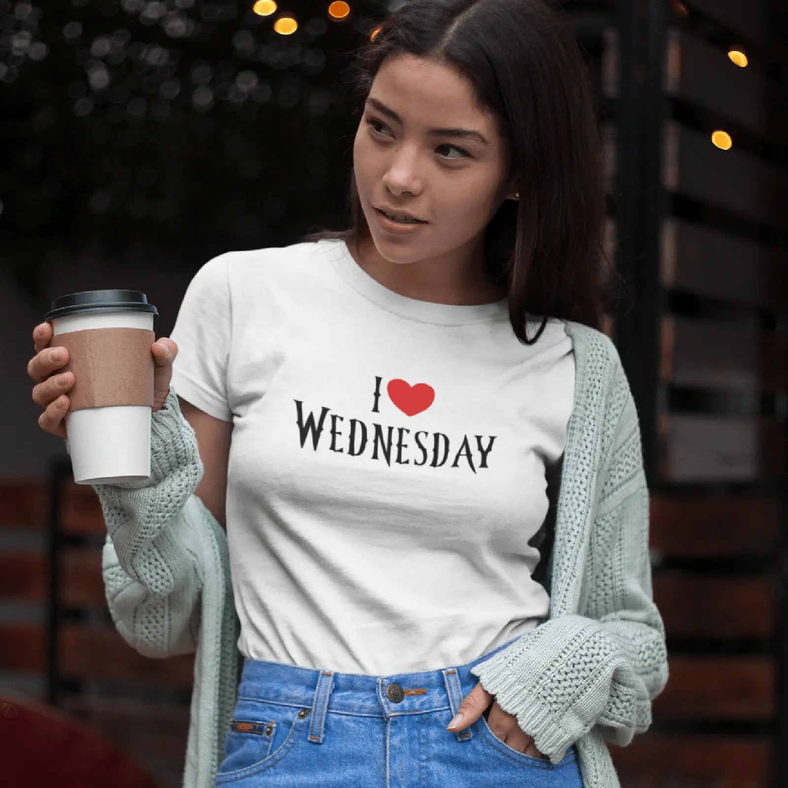 Holka v bílém tričku pro fanoušky Wednesday Addams s nápisem I love Wednesday