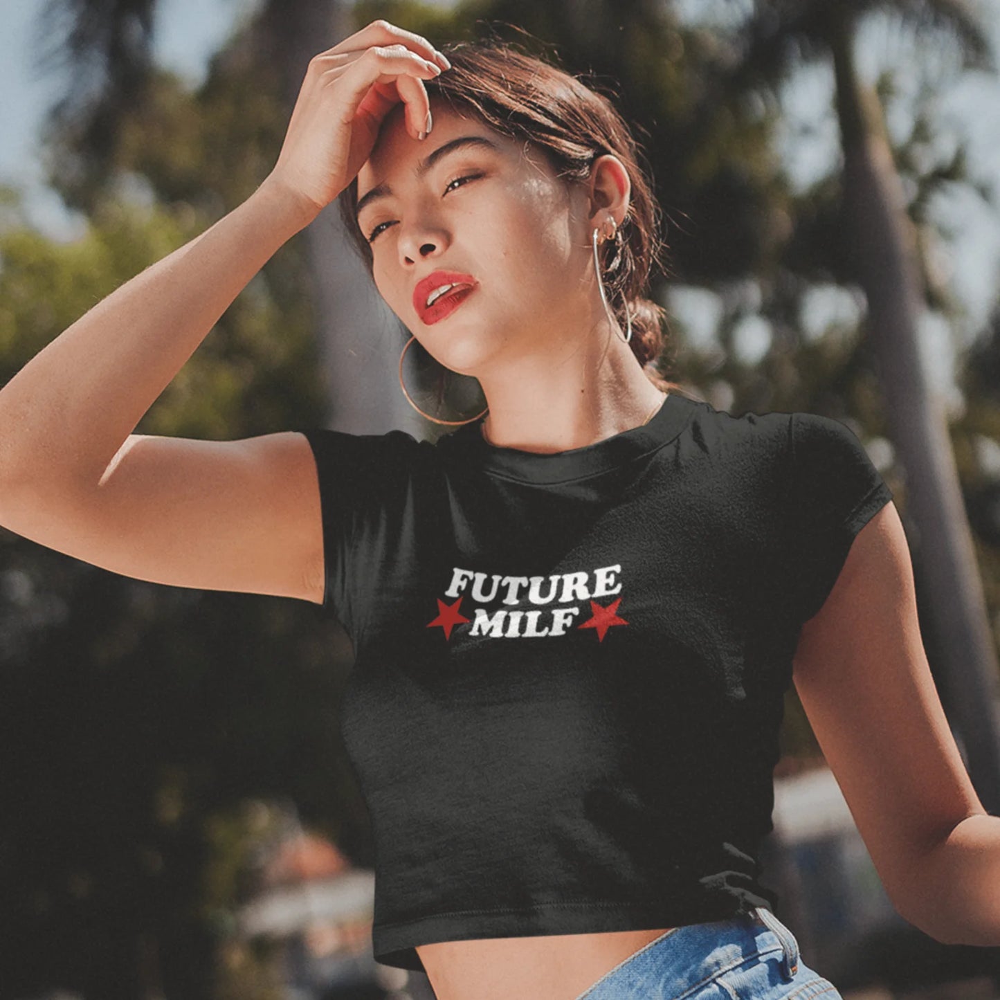 Holka v černém crop topu s nápisem future milf a červenými hvězdami