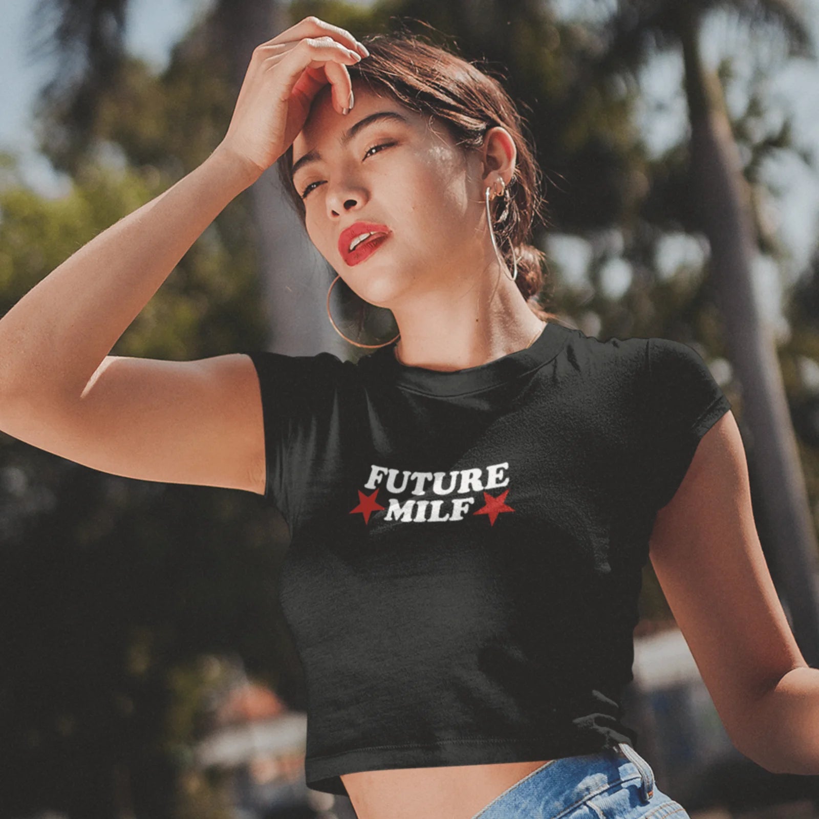 Holka v černém crop topu s nápisem future milf a červenými hvězdami
