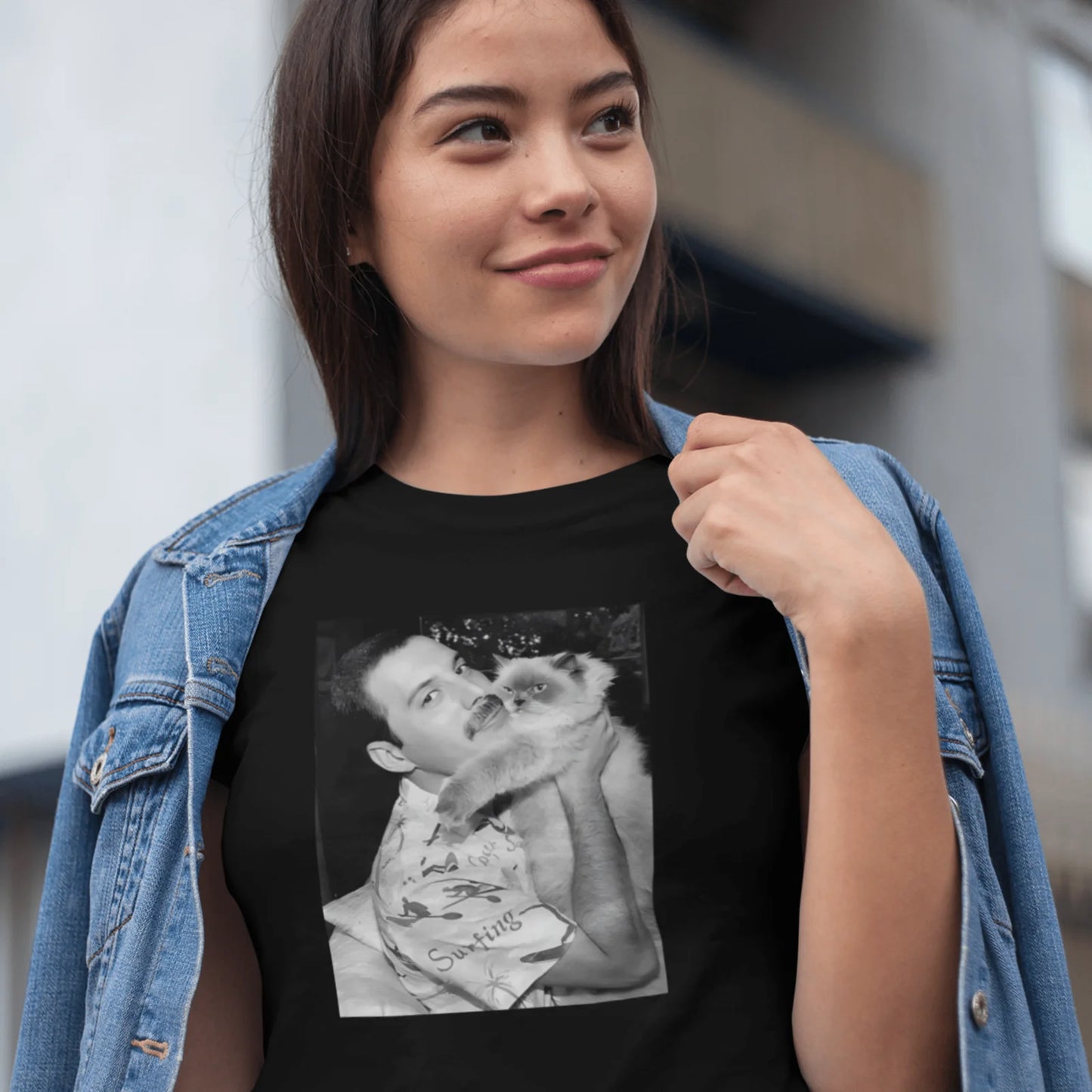 Holka v černém tričku s Freddiem Mercurym a kočkou