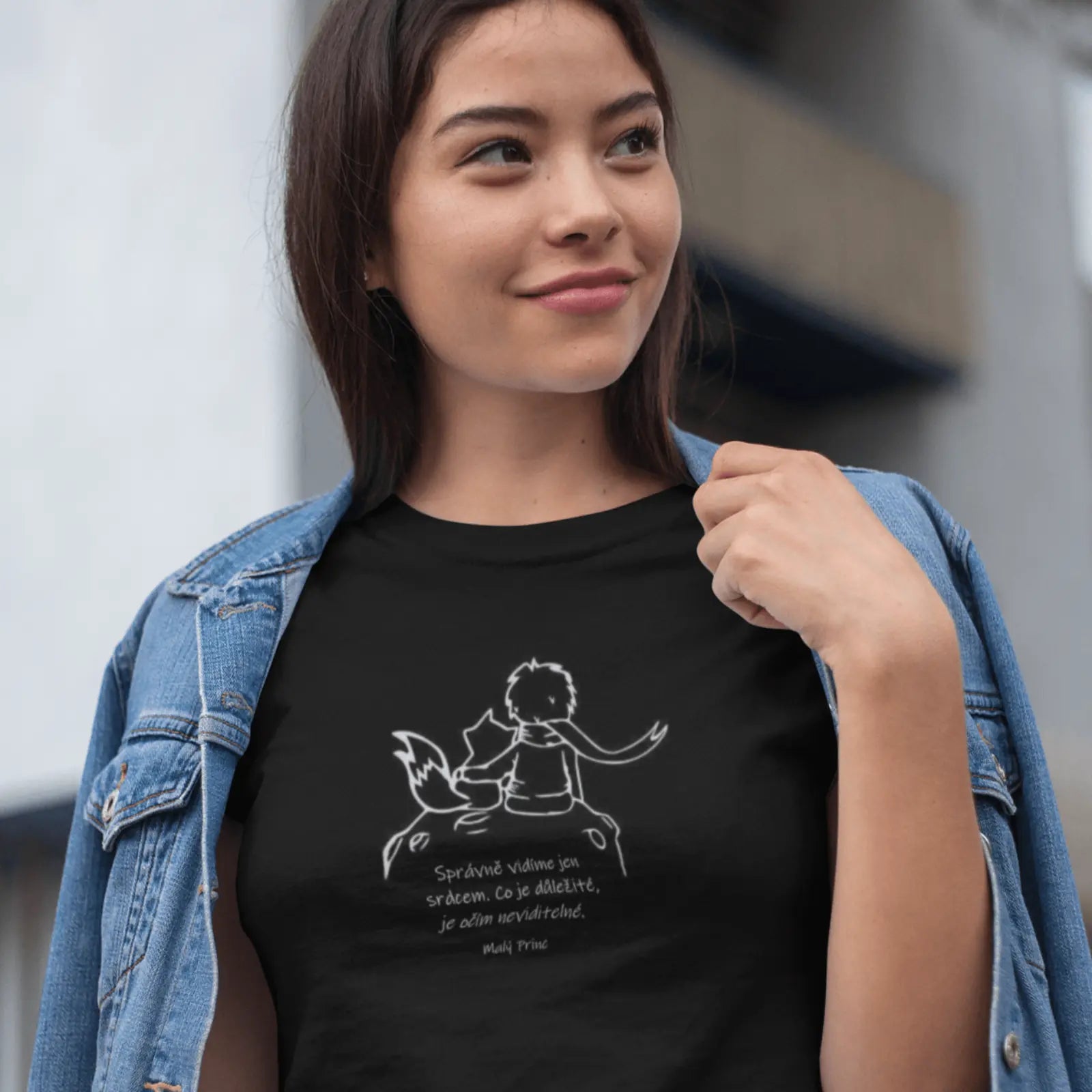 Holka  v černém tričku s Malým Princem a citátem