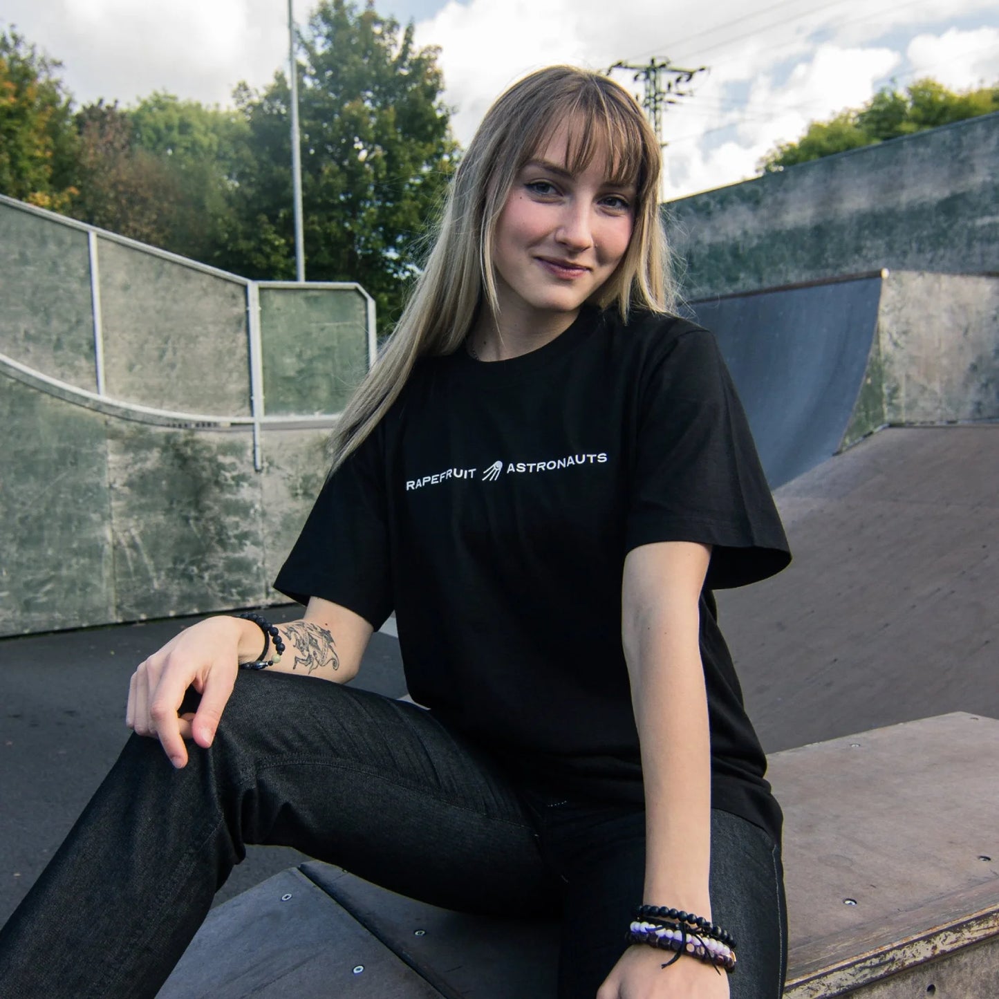 Přední strana černého trička s designem Grapefruit Asronauts U očního lékaře 