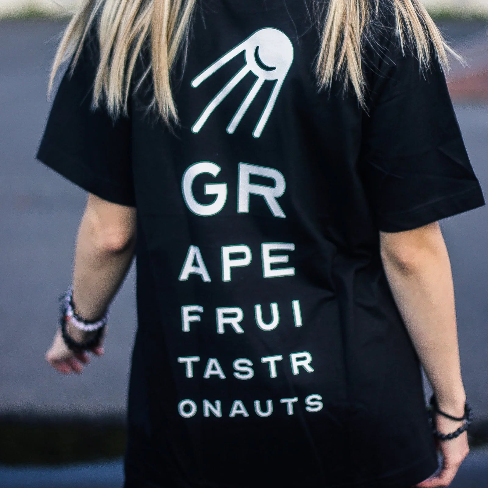 Zadní strana černého trička s designem Grapefruit Asronauts U očního lékaře 