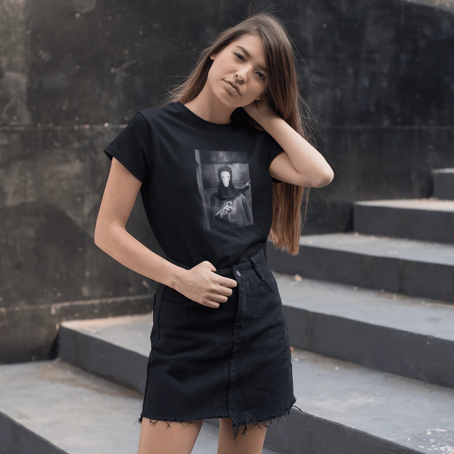 Holka v černém tričku pro fanoušky Rychlých Šípů s černobílou fotkou-Širokko