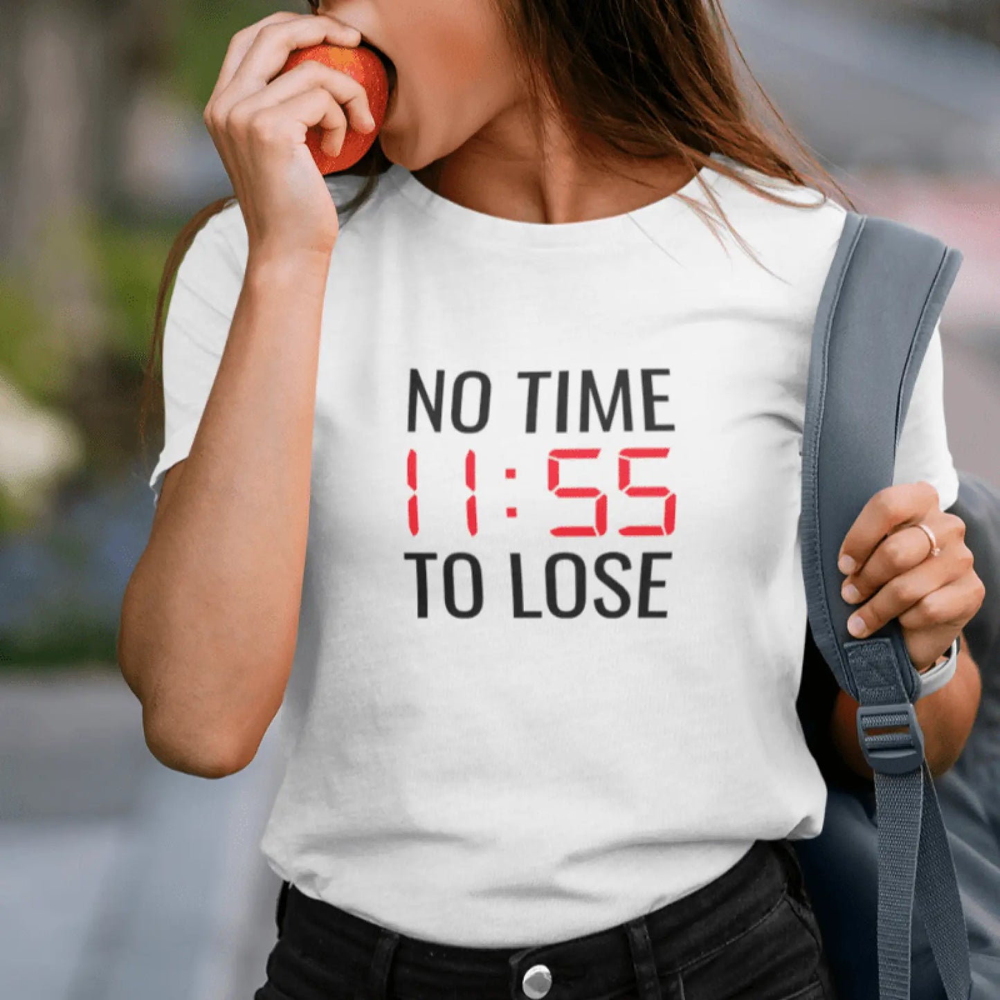 Hloka v bílém tričku pro uspěchané s nápisem No time to lose (Není čas ztrácet čas) a obrázkem červených digitálních hodin