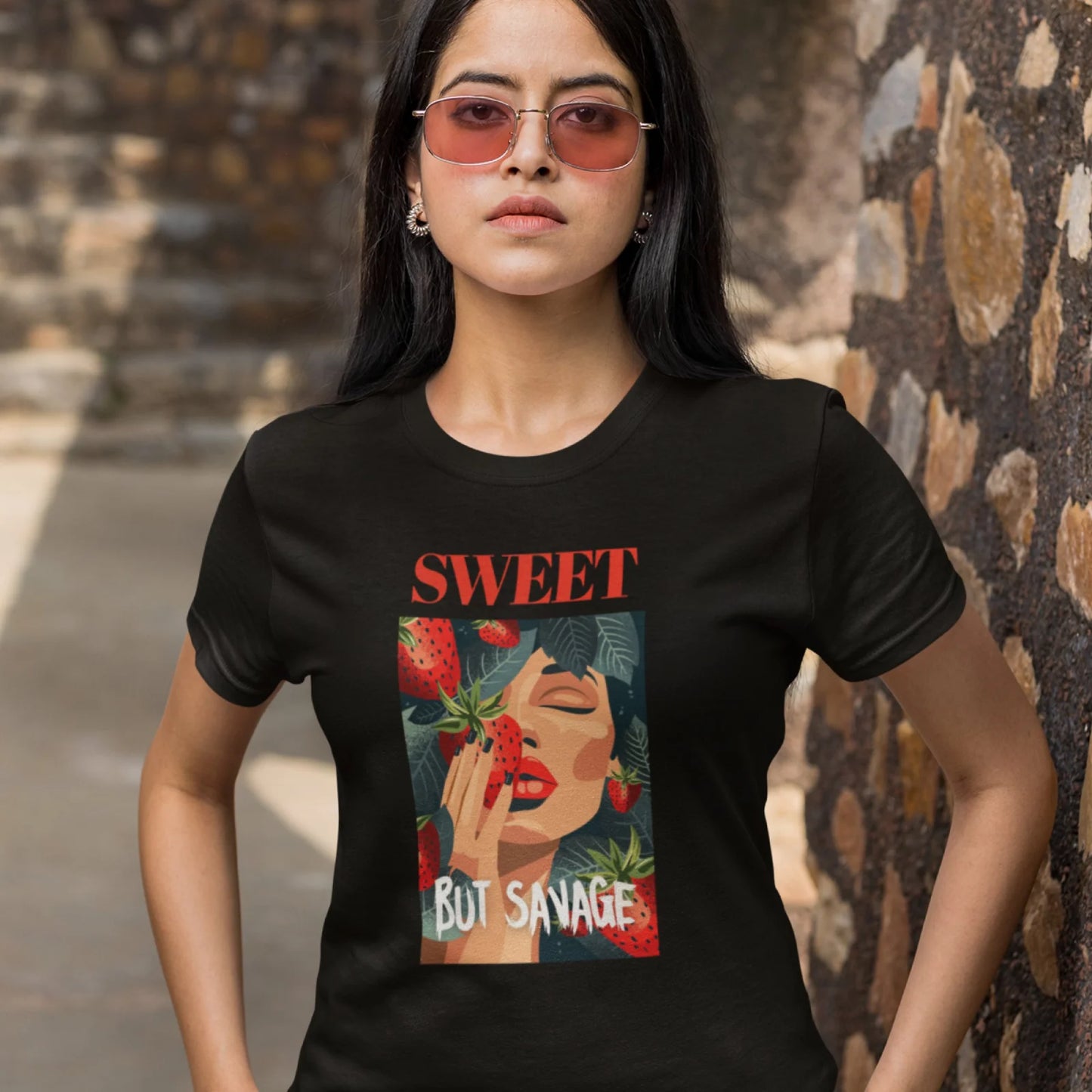 Holka v černém tričku s jahodou a nápisem Sweet but Savage