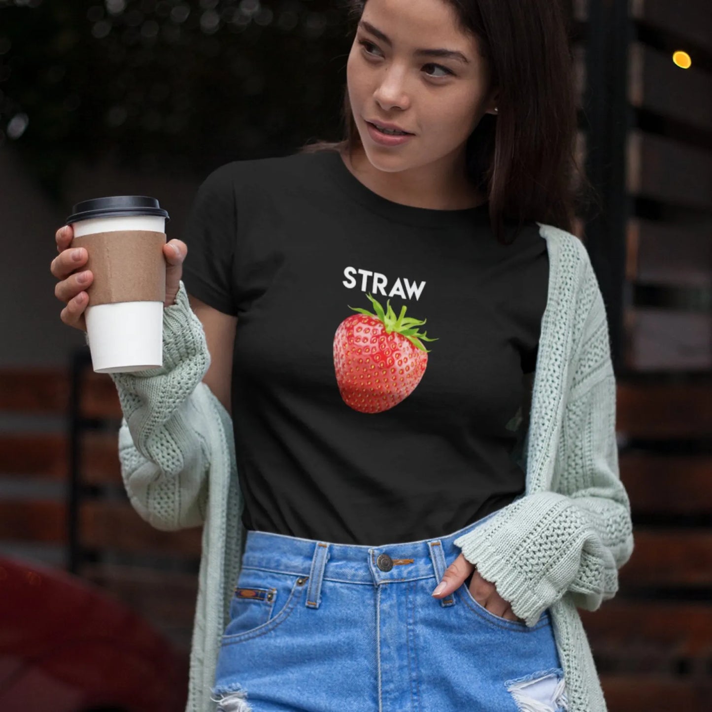 Holka v černém tričku s jahodou STRAW