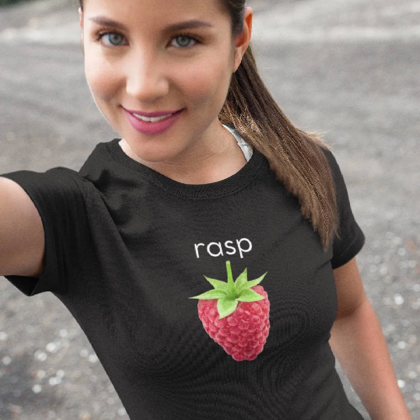 Holka v černém tričku obrázkem maliny a nápisem rasp