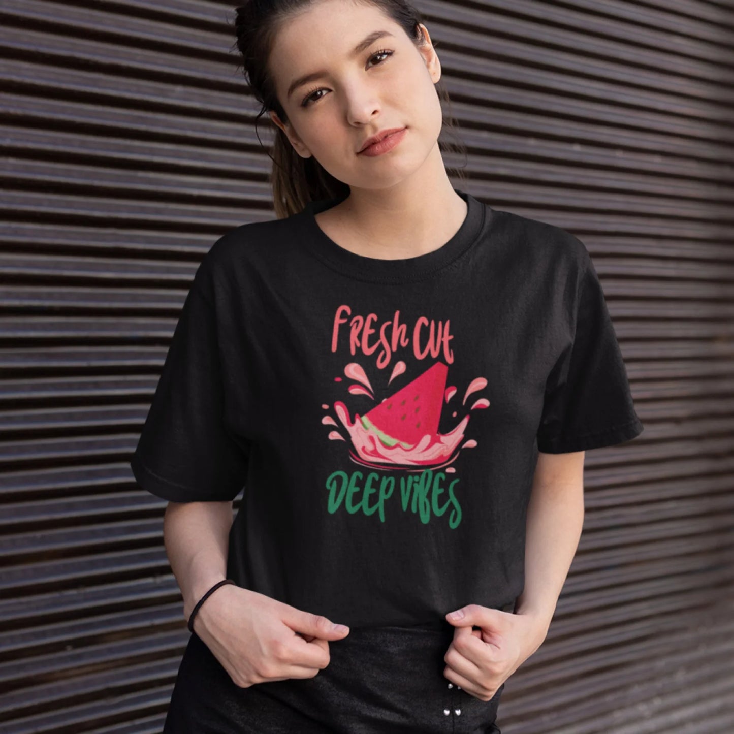 Holka v černém tričku s melounem a nápisem fresh out deep vibes