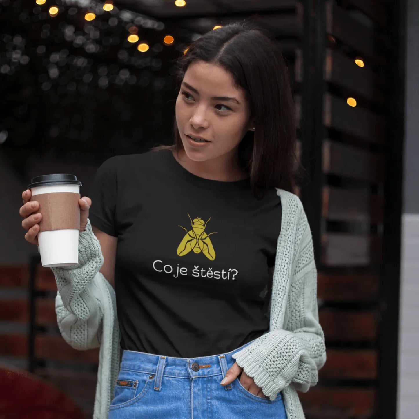 Holka v černém tričku s muškou a nápisem Co je štěstí