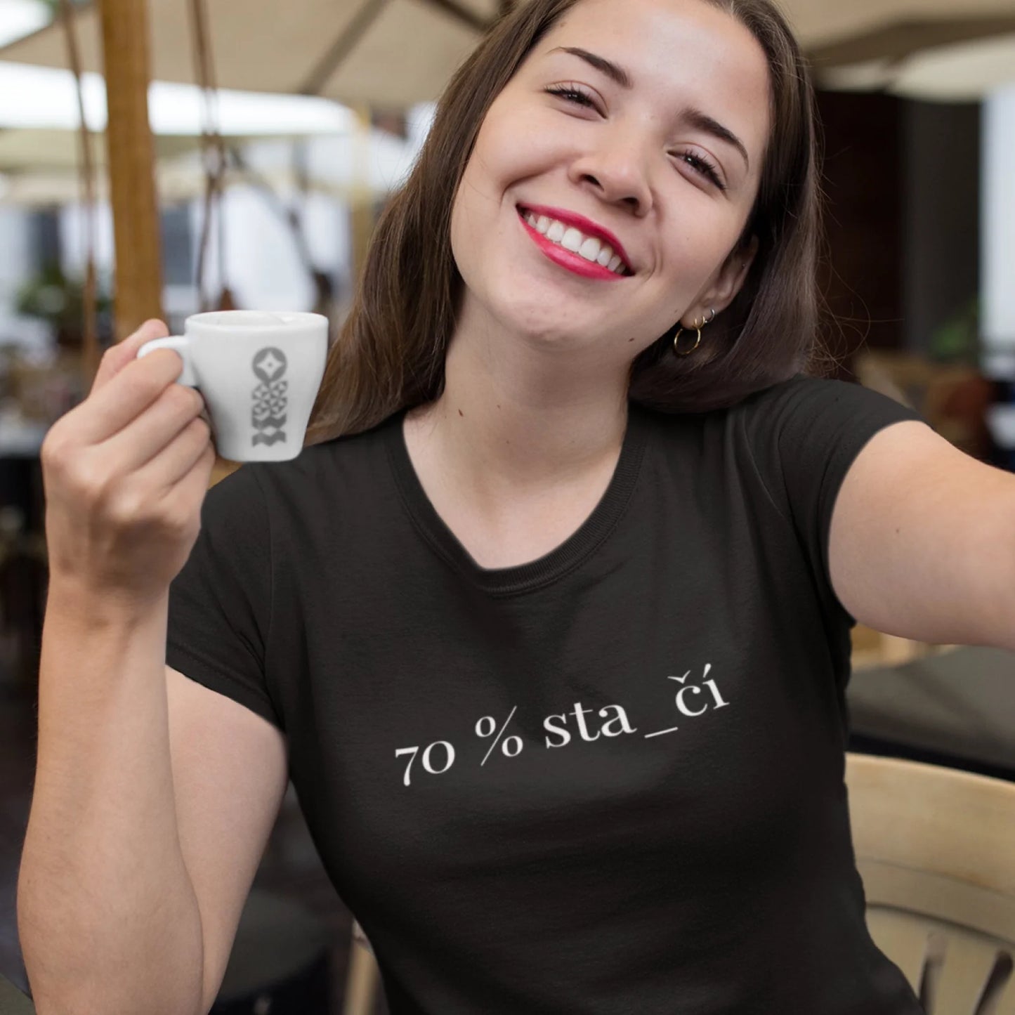 Holka v černém tričku s nápisem 70 procent stačí