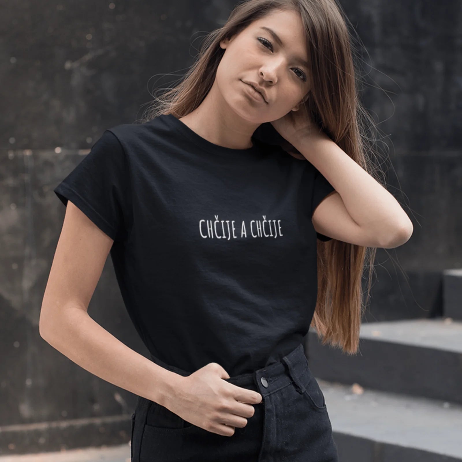 Holka v bílém tričku s nápisem chčije a chčije